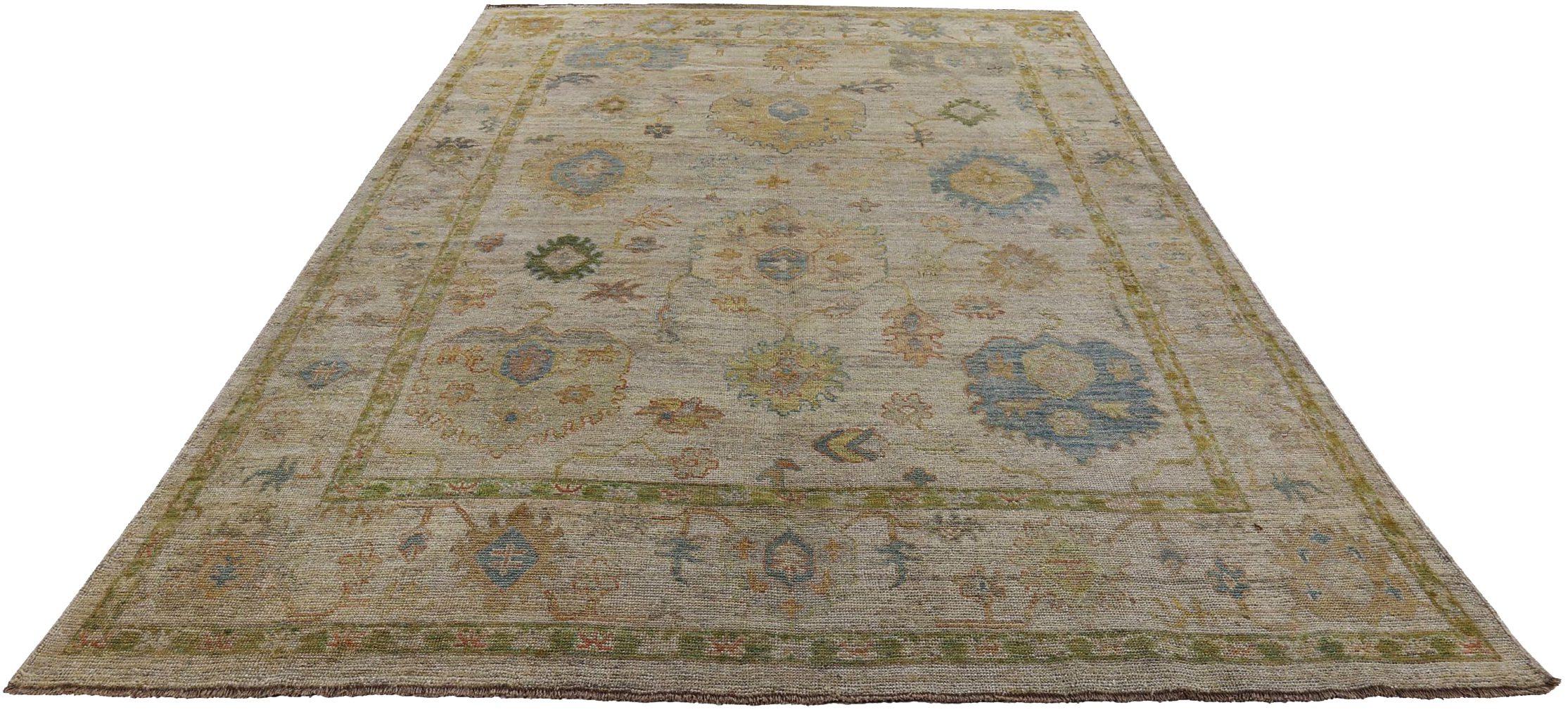 Scopri l'eleganza della Persian Rose Collection con i tappeti per l'area CIRCA del 1990. Progettato con lana e giallo blu-avorio, questo design esclusivo è perfetto per valorizzare il tuo spazio.