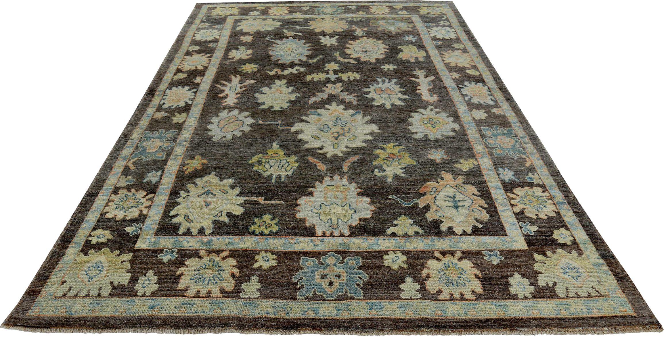 Descubre la elegancia de la Colección Rosa Persa con las Alfombras de Área de Circa 1990. Diseñado con lana y marrón-marfil, este diseño exclusivo es perfecto para realzar tu espacio.