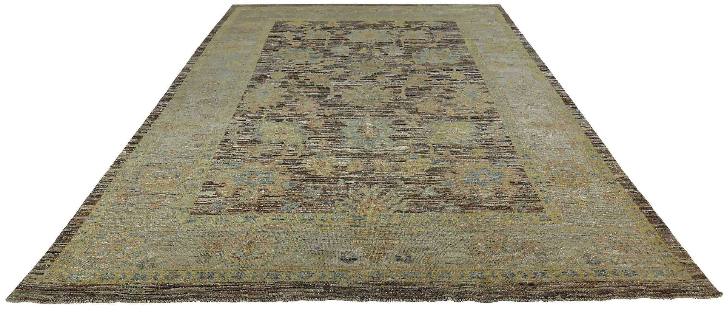 Scopri l'eleganza della Persian Rose Collection con i tappeti per l'area CIRCA del 1990. Progettato con lana e giallo marrone-avorio, questo design esclusivo è perfetto per valorizzare il tuo spazio.