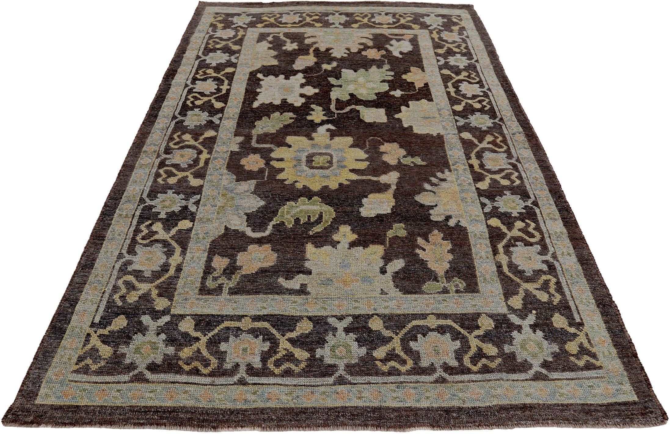 Scopri l'eleganza della Persian Rose Collection con i tappeti per l'area CIRCA del 1990. Progettato con lana e giallo marrone-avorio, questo design esclusivo è perfetto per valorizzare il tuo spazio.