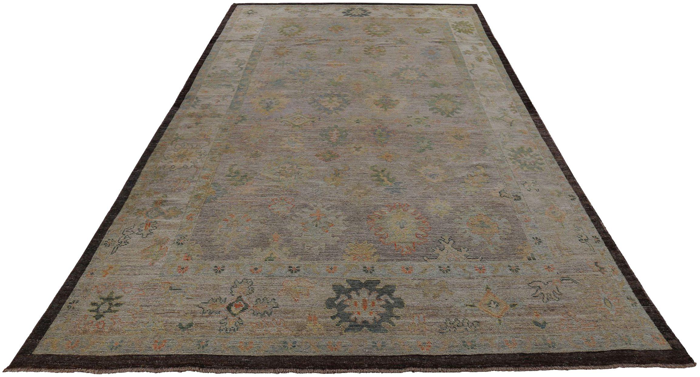 Scopri l'eleganza della Persian Rose Collection con i tappeti per l'area CIRCA del 1990. Progettato con lana e verde-avorio, questo design esclusivo è perfetto per valorizzare il tuo spazio.