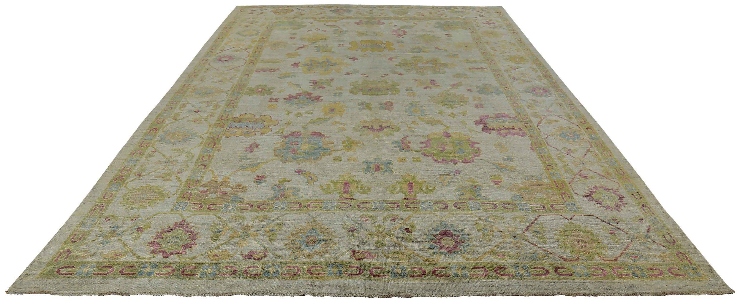 Scopri l'eleganza della Persian Rose Collection con i tappeti per l'area CIRCA del 1990. Progettato con lana e pelliccia verde-avorio, questo design esclusivo è perfetto per valorizzare il tuo spazio.