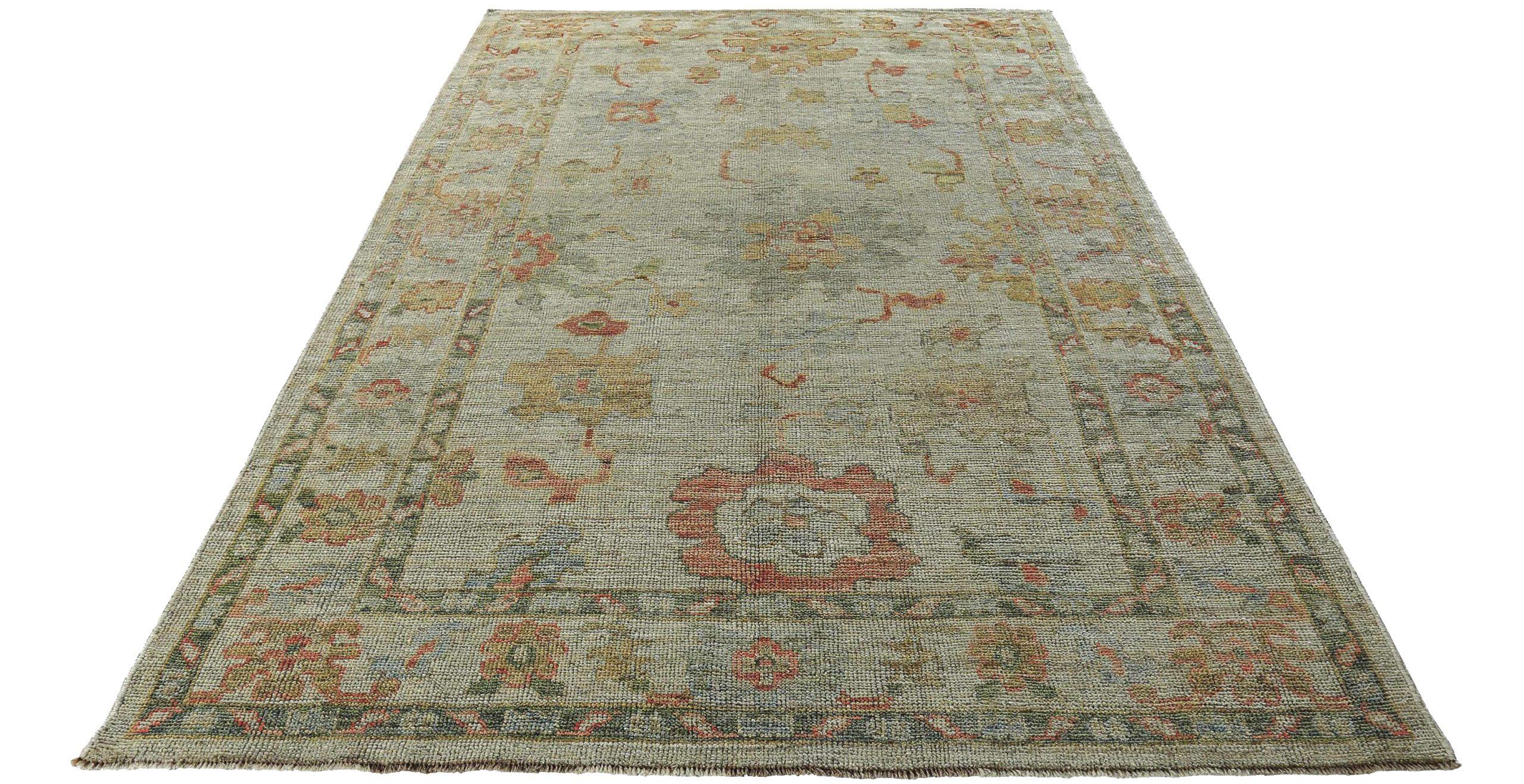 Scopri l'eleganza della Persian Rose Collection con i tappeti per l'area CIRCA del 1990. Progettato con lana e giallo avorio, questo design esclusivo è perfetto per valorizzare il tuo spazio.