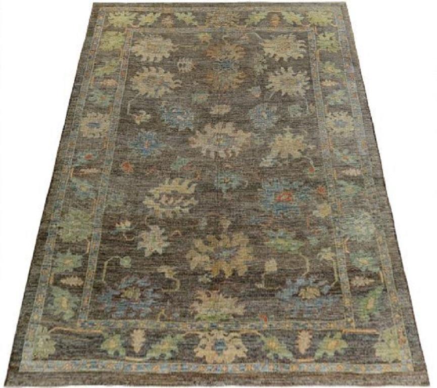 Scopri l'eleganza della Persian Rose Collection con i tappeti per l'area CIRCA del 1990. Progettato con lana e blu-marrone-avorio, questo design esclusivo è perfetto per valorizzare il tuo spazio.