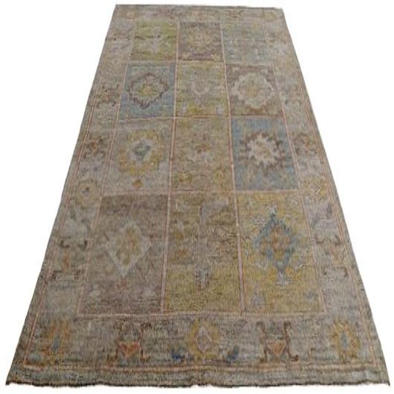 Entdecken Sie die Eleganz der Persian Rose Collection mit den Area Rugs von Circa 1990. Dieses exklusive Design aus Wolle und BlauGrünElfenbeinGelb ist perfekt, um Ihren Raum zu verschönern.