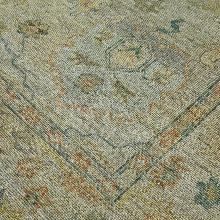 Descubre la elegancia de la Colección Rosa Persa con las Alfombras de Área de Circa 1990. Diseñado con Lana y AzulVerdeNaranja, este diseño exclusivo es perfecto para realzar tu espacio.