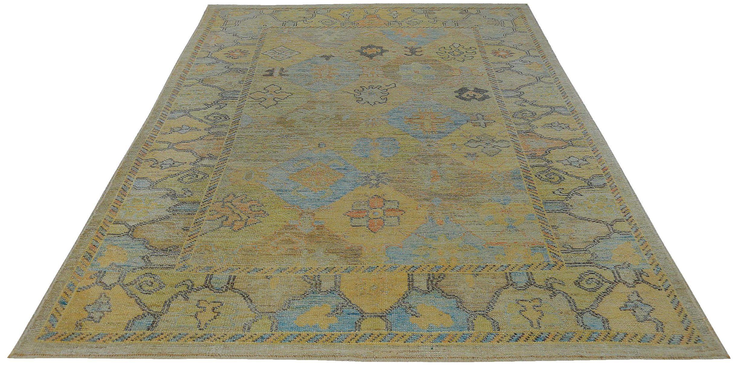 Découvrez l'élégance de la Collection Eleg S qui comprend des tapis de zone de Circa 1990. Conçu avec de la Laine et du BleuIvoireJaune, ce design exclusif est parfait pour mettre en valeur votre espace.