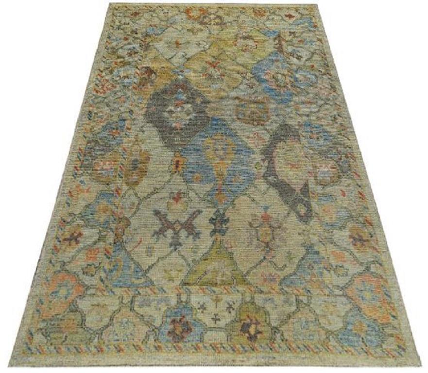 Découvrez l'élégance de la Collection Eleg S qui comprend des tapis de zone de Circa 1990. Conçu avec de la Laine et du BleuIvoireJaune, ce design exclusif est parfait pour mettre en valeur votre espace.