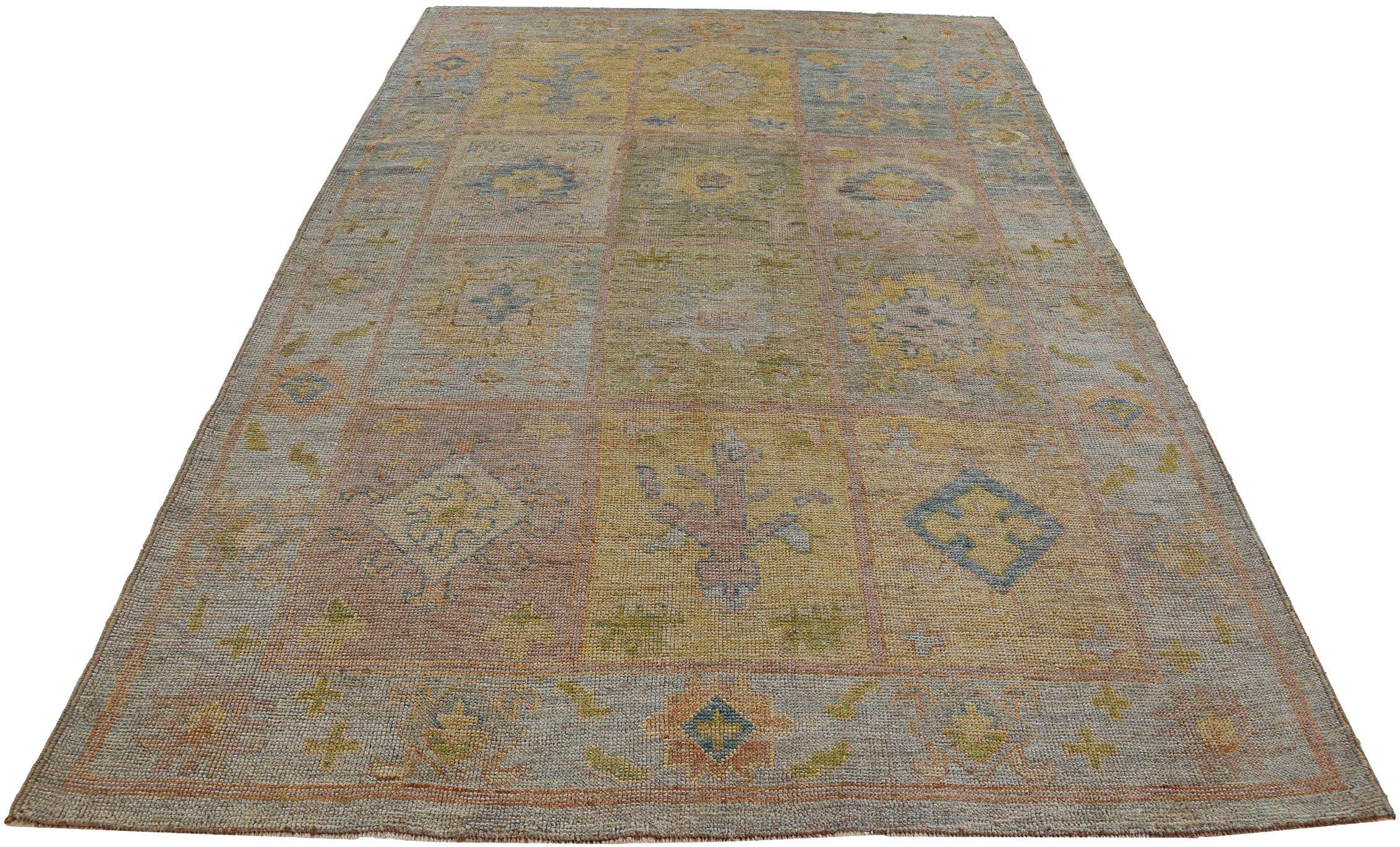 Descubre la elegancia de la Colección Rosa Persa con las Alfombras de Área de Circa 1990. Diseñado con lana y azul-marfil-amarillo, este diseño exclusivo es perfecto para realzar tu espacio.
