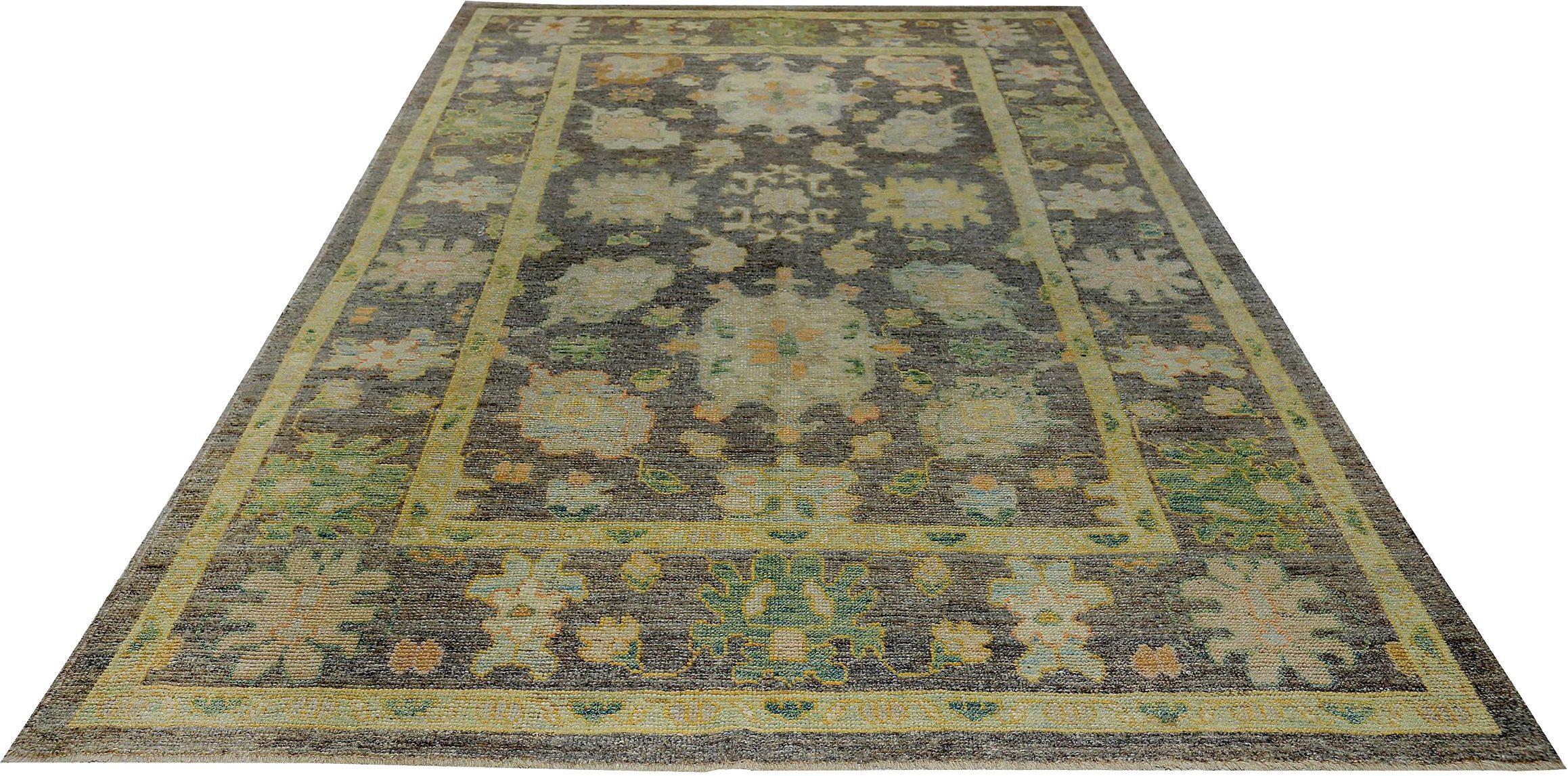 Scopri l'eleganza della Persian Rose Collection con i tappeti per l'area CIRCA del 1990. Progettato con lana e giallo marrone-avorio, questo design esclusivo è perfetto per valorizzare il tuo spazio.