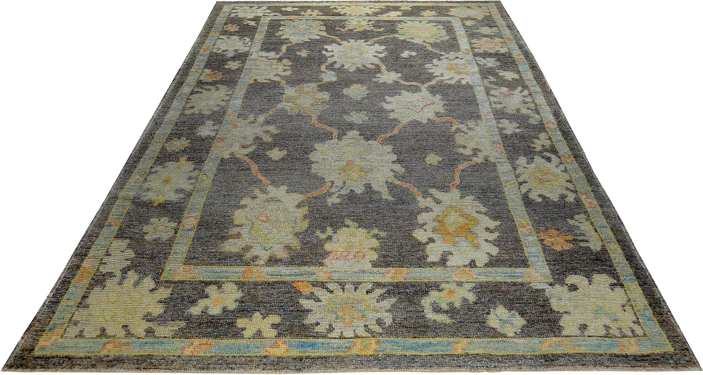 Scopri l'eleganza della Persian Rose Collection con i tappeti per l'area CIRCA del 1990. Progettato con lana e giallo marrone-avorio, questo design esclusivo è perfetto per valorizzare il tuo spazio.