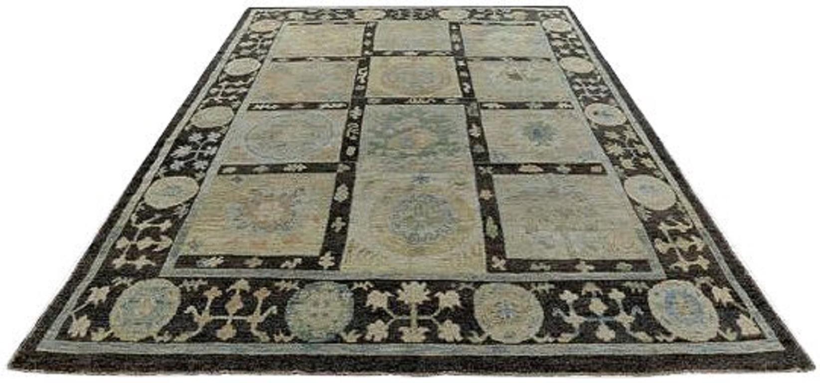 Scopri l'eleganza della Persian Rose Collection con i tappeti per l'area CIRCA del 1990. Progettato con lana e giallo marrone-avorio, questo design esclusivo è perfetto per valorizzare il tuo spazio.
