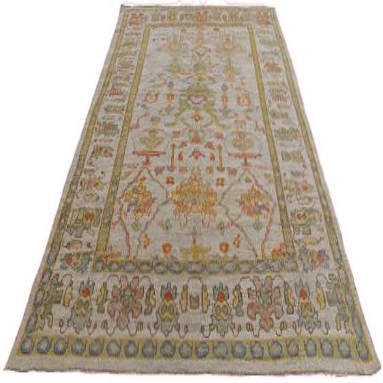Découvrez l'élégance de la Collection Eleg S qui comprend des tapis de zone de Circa 1990. Conçu avec de la laine et du GreenIvoryRed, ce design exclusif est parfait pour mettre en valeur votre espace.