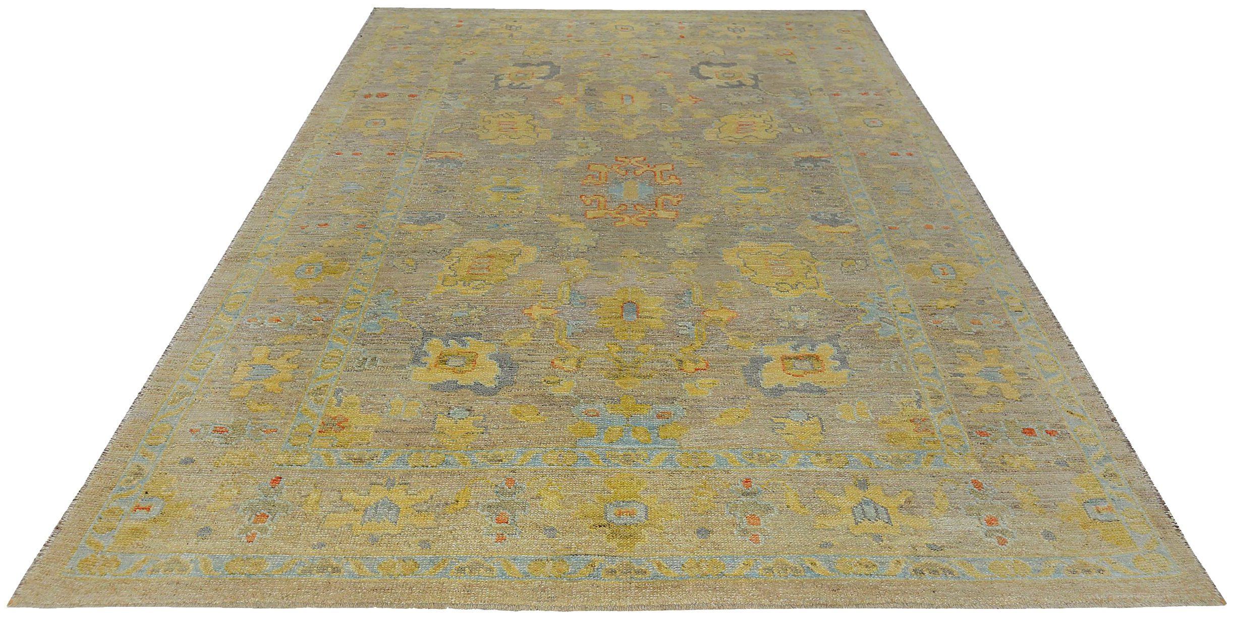 Scopri l'eleganza della Persian Rose Collection con i tappeti per l'area CIRCA del 1990. Progettato con lana e giallo taupe, questo design esclusivo è perfetto per valorizzare il tuo spazio.