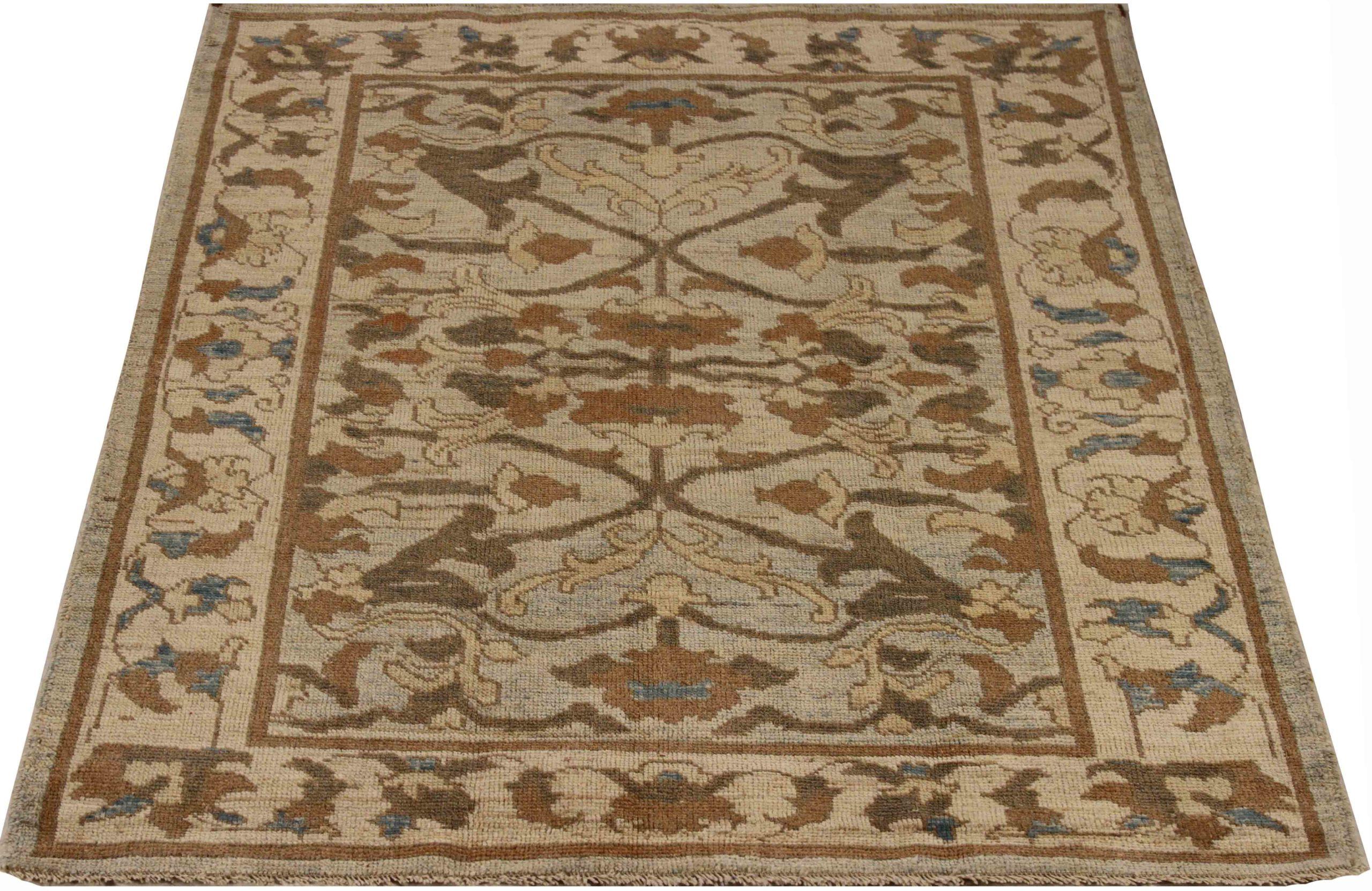 Scopri l'eleganza della Persian Rose Collection, caratterizzata da una splendida lavorazione artigianale del 1990. Progettato con una meticolosa attenzione ai dettagli, questo design esclusivo è perfetto per valorizzare il tuo spazio.