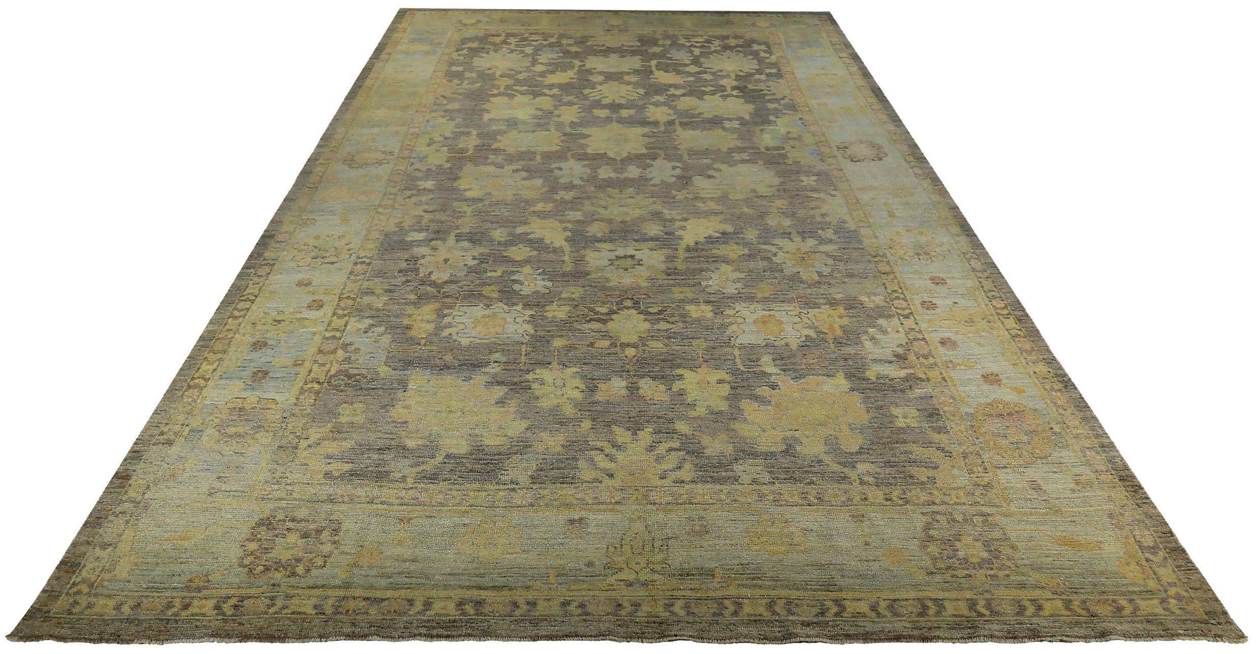 Scopri l'eleganza della Persian Rose Collection con il tappeto Over Size di CIRCA 1990. Progettato con lana e blu-marrone-giallo, questo design esclusivo è perfetto per valorizzare il tuo spazio.