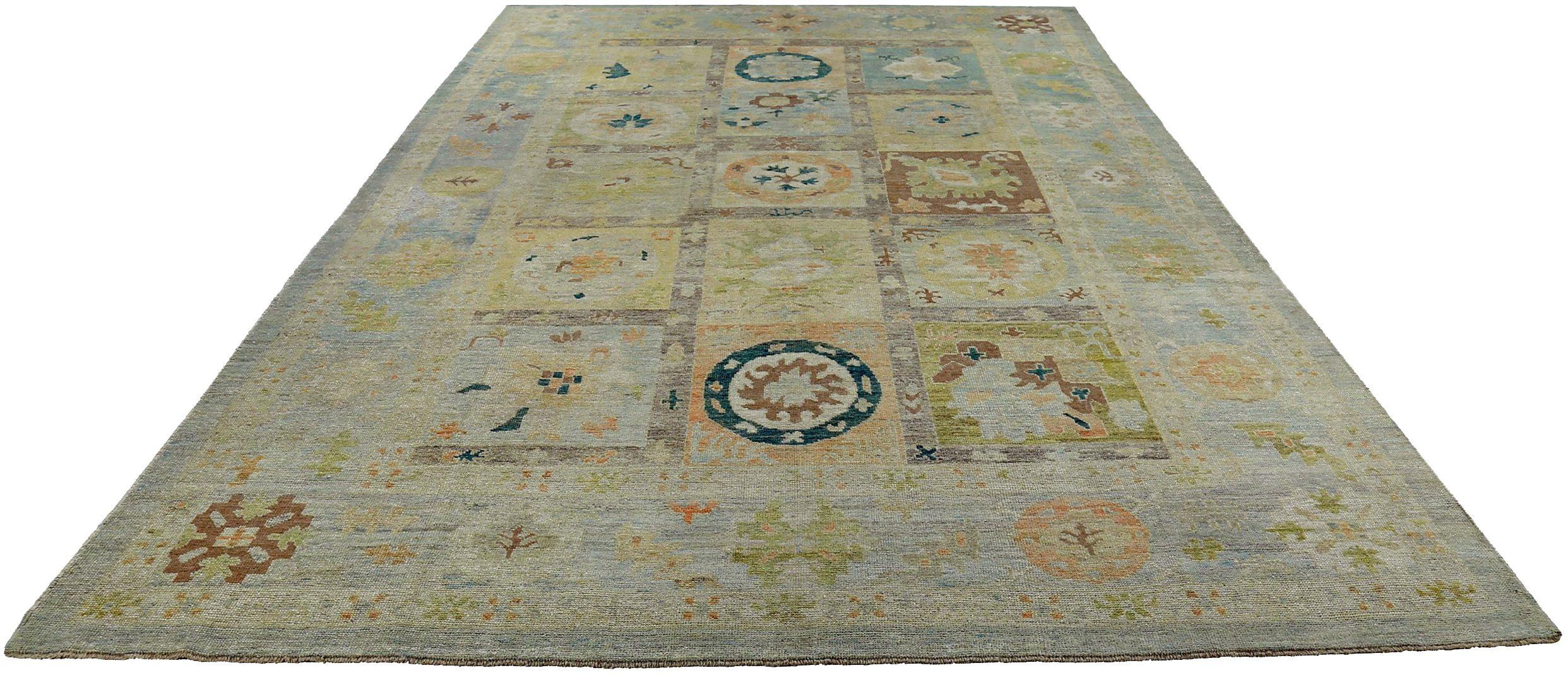 Scopri l'eleganza della Persian Rose Collection con il tappeto Over Size di CIRCA 1990. Progettato con lana e blu-verde-avorio, questo design esclusivo è perfetto per valorizzare il tuo spazio.