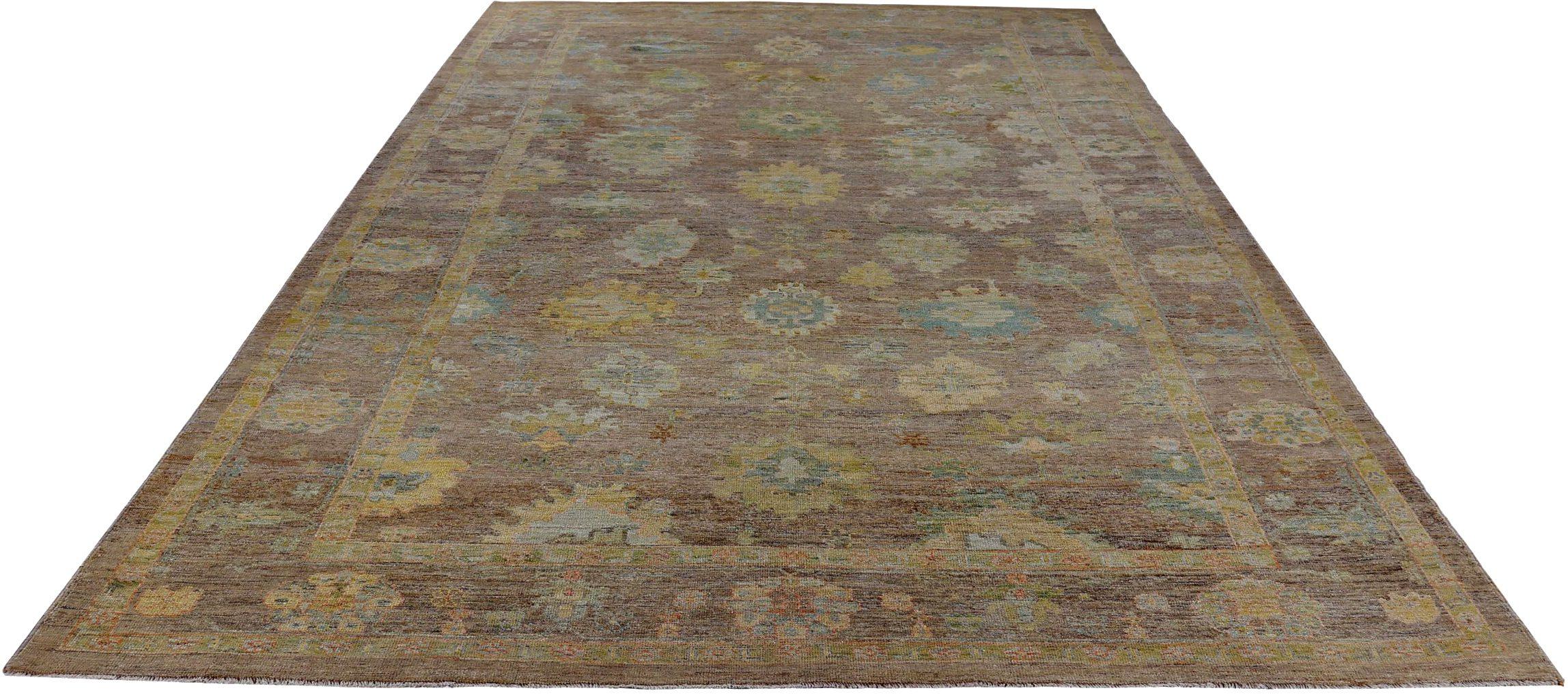 Scopri l'eleganza della Persian Rose Collection con il tappeto Over Size di CIRCA 1990. Progettato con lana e giallo-verde, questo design esclusivo è perfetto per valorizzare il tuo spazio.