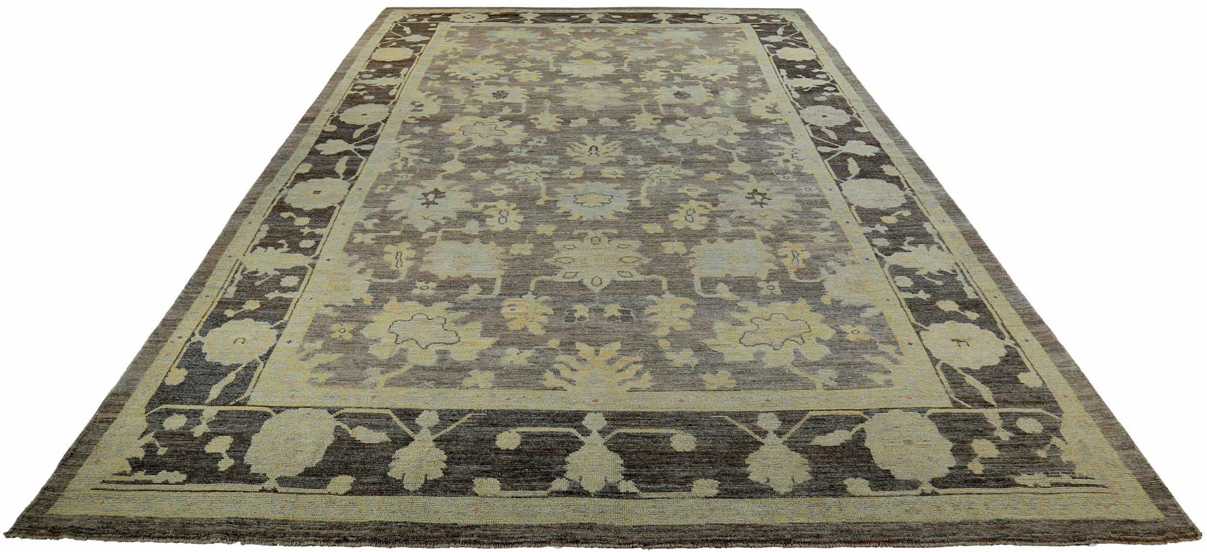 Scopri l'eleganza della Persian Rose Collection con il tappeto Over Size di CIRCA 1990. Progettato con lana e giallo marrone-avorio, questo design esclusivo è perfetto per valorizzare il tuo spazio.
