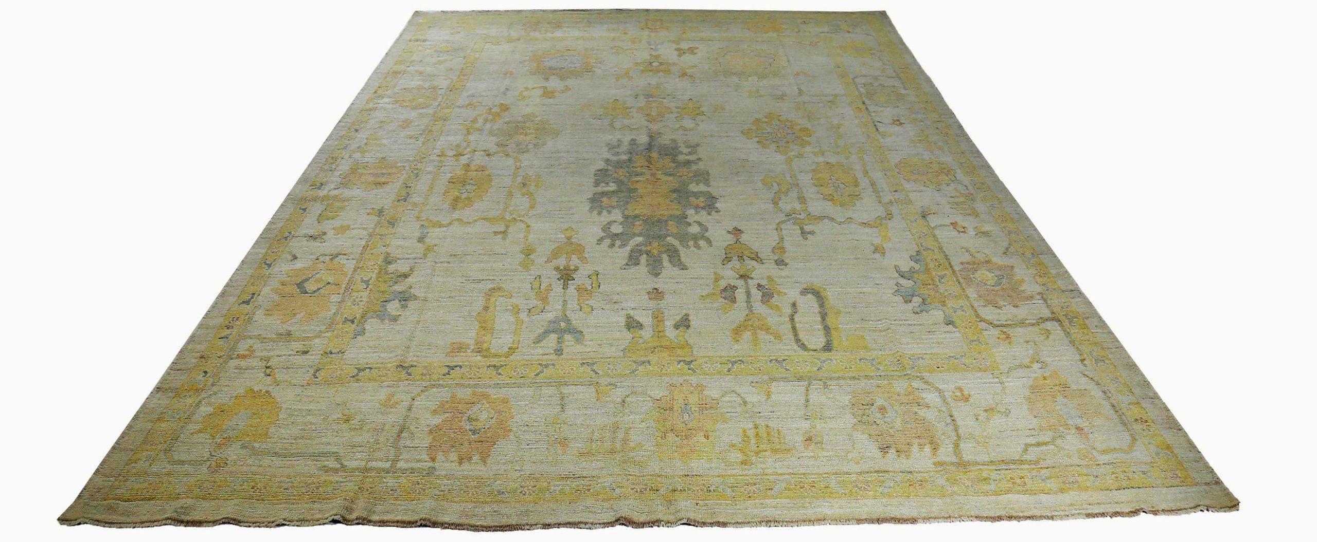 Scopri l'eleganza della Persian Rose Collection con il tappeto Over Size di CIRCA 1990. Progettato con lana e giallo avorio, questo design esclusivo è perfetto per valorizzare il tuo spazio.