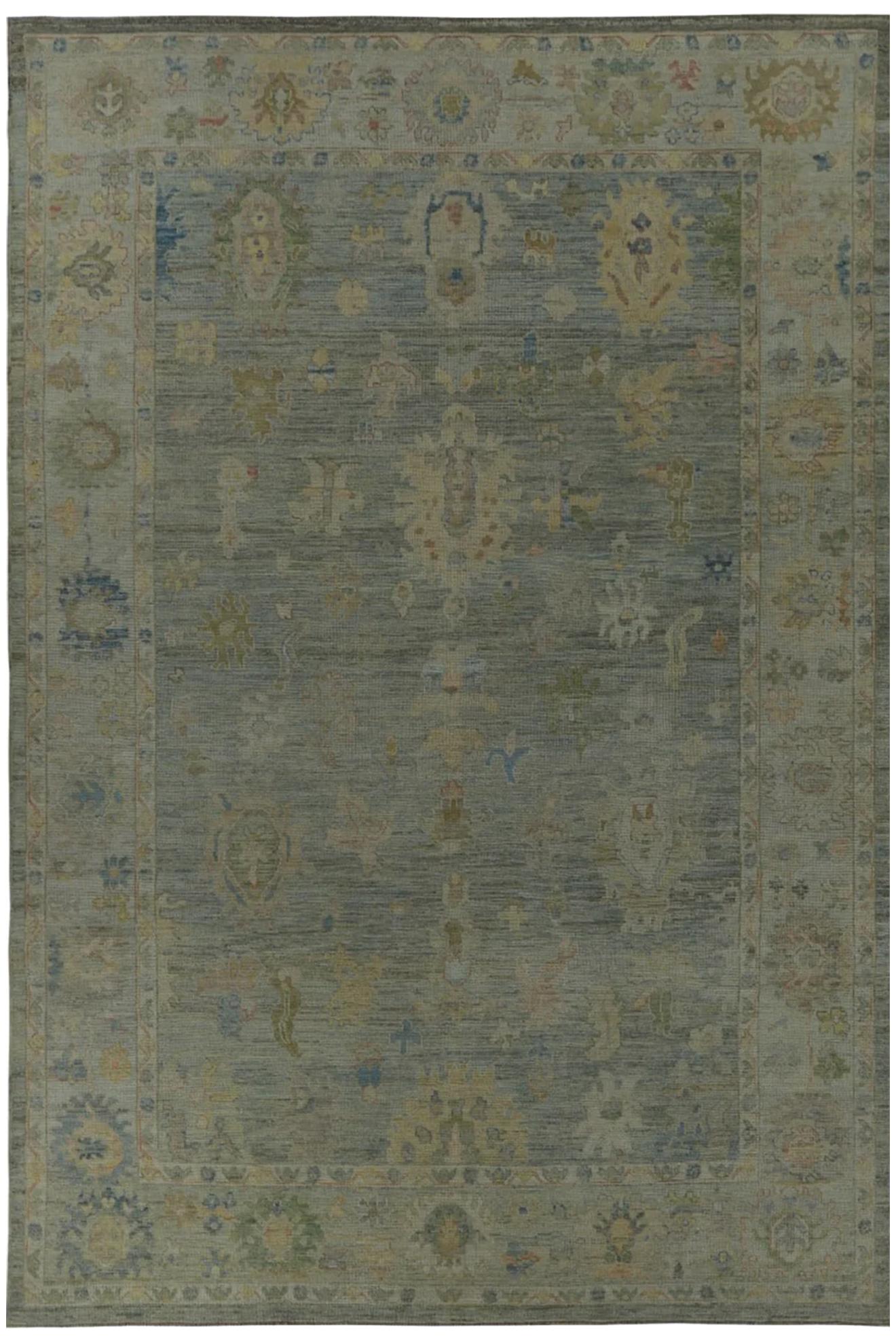 Entdecken Sie die Eleganz der Persian Rose Collection mit dem Over Size Rug von CIRCA 1990. Dieses exklusive Design aus Wolle und GrauGrünElfenbein ist perfekt, um Ihren Raum zu verschönern.