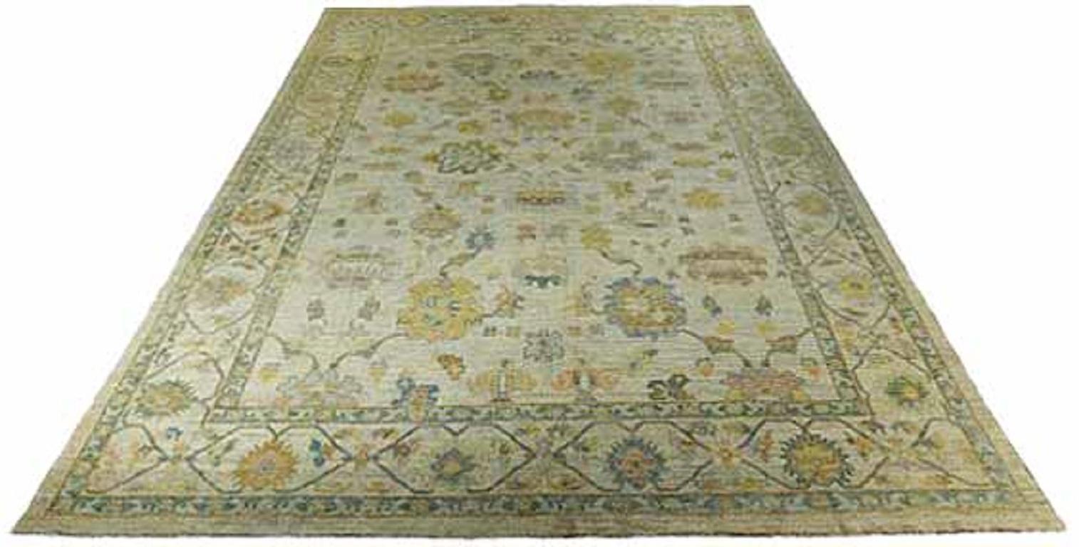 Entdecken Sie die Eleganz der Persian Rose Collection mit dem Over Size Rug von CIRCA 1990. Dieses exklusive Design aus Wolle und GreenIvory ist perfekt, um Ihren Raum zu verschönern.