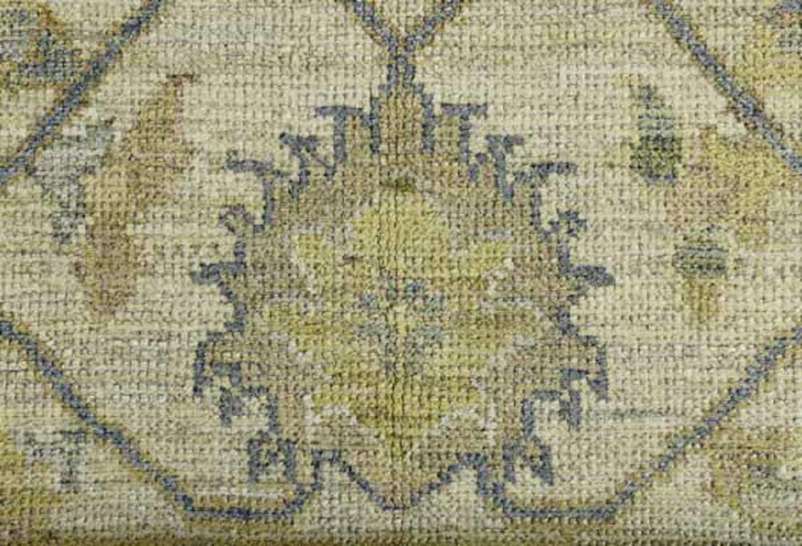 Persian Rose Kollektion Over Size Teppich - Wolle Grün Elfenbein - 89104 (20. Jahrhundert) im Angebot