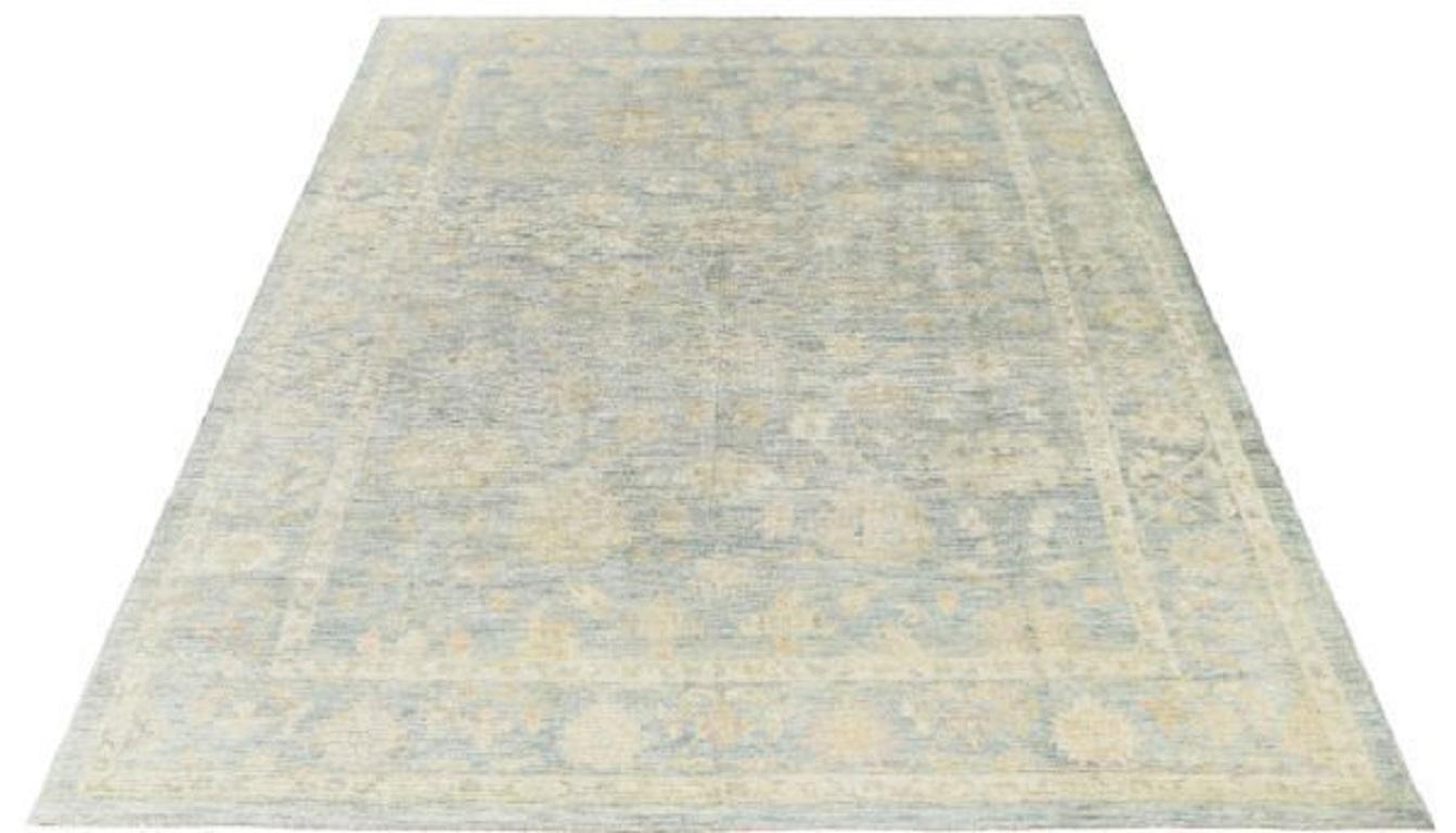 Scopri l'eleganza della Persian Rose Collection con il tappeto Over Size di CIRCA 1990. Progettato con lana e blu avorio, questo design esclusivo è perfetto per valorizzare il tuo spazio.