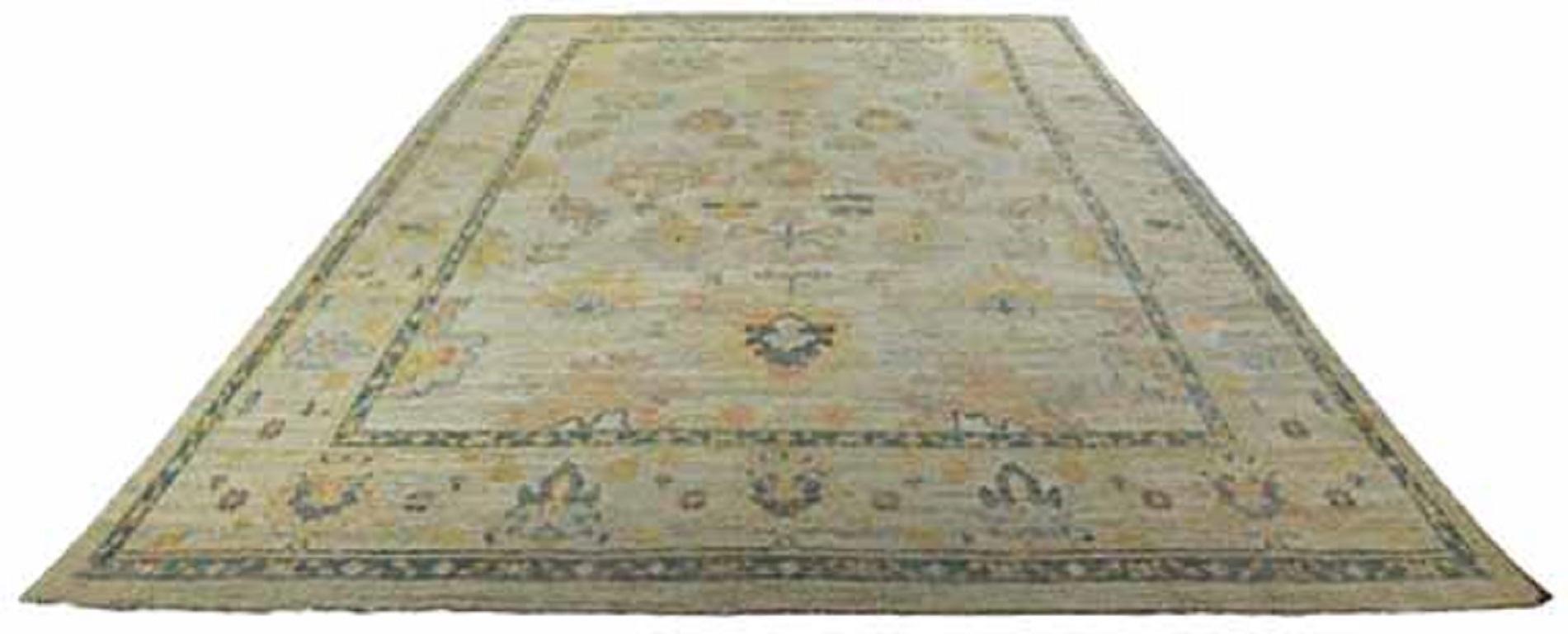 Entdecken Sie die Eleganz der Persian Rose Collection mit dem Over Size Rug von CIRCA 1990. Dieses exklusive Design aus Wolle und Elfenbeingelb ist perfekt, um Ihren Raum zu verschönern.