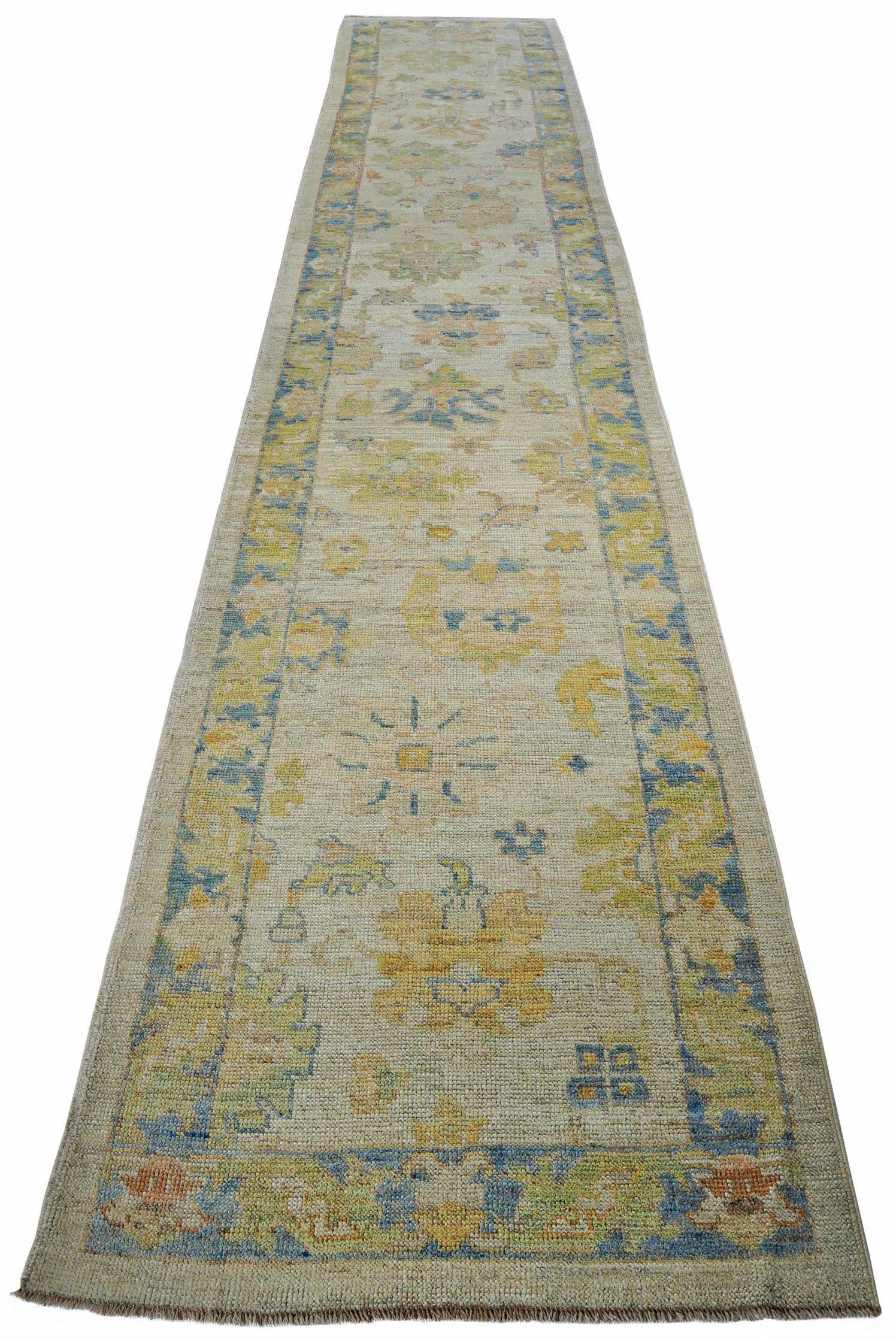 Entdecken Sie die Eleganz der Persian Rose Collection mit dem Läufer Circa 1990. Dieses exklusive Design aus Wolle und BlauGrünElfenbein ist perfekt, um Ihren Raum zu verschönern.