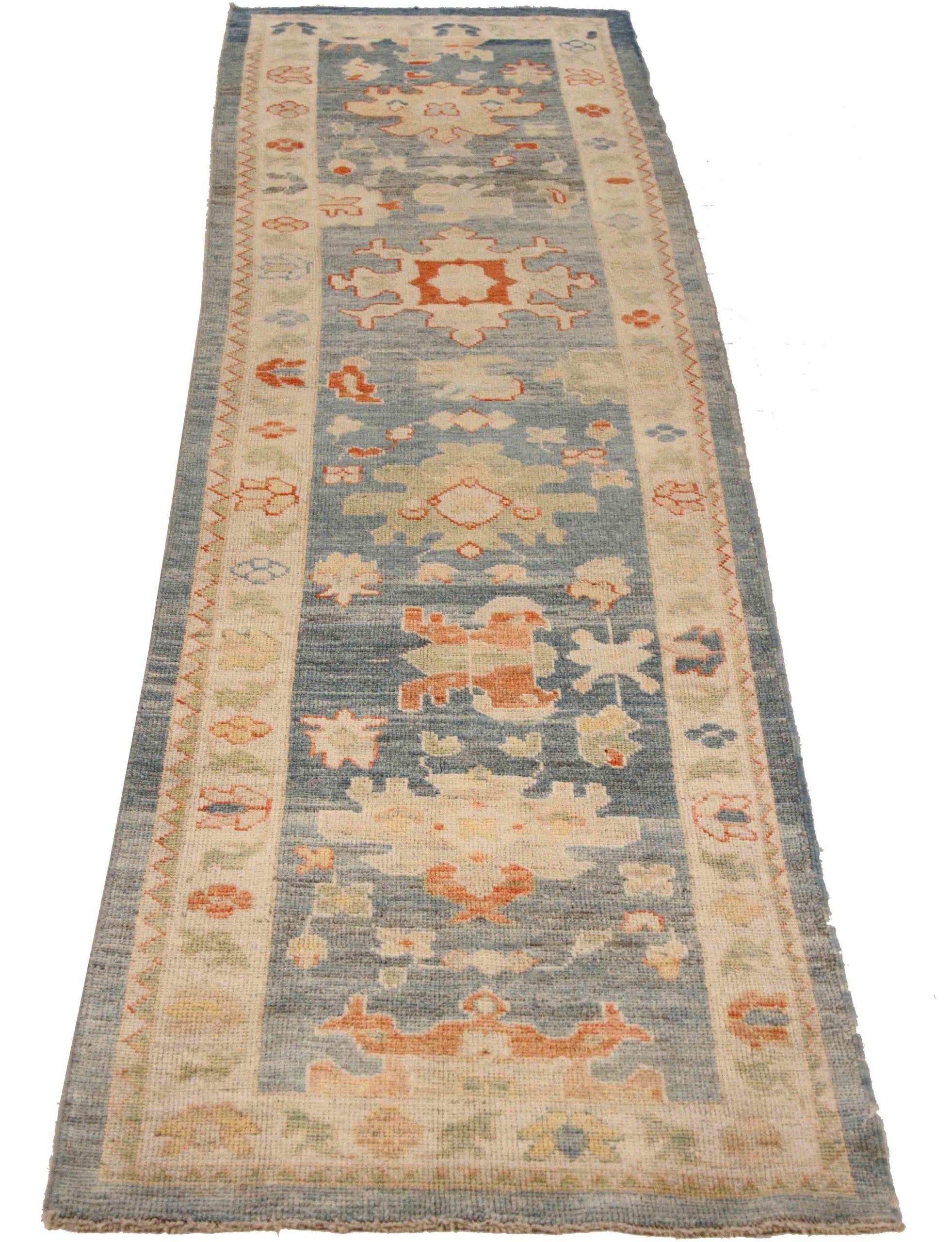 Entdecken Sie die Eleganz der Persian Rose Collection mit dem Läufer Circa 1990. Dieses exklusive Design aus Wolle und BlauGrünElfenbeinRot eignet sich perfekt, um Ihren Raum zu verschönern.