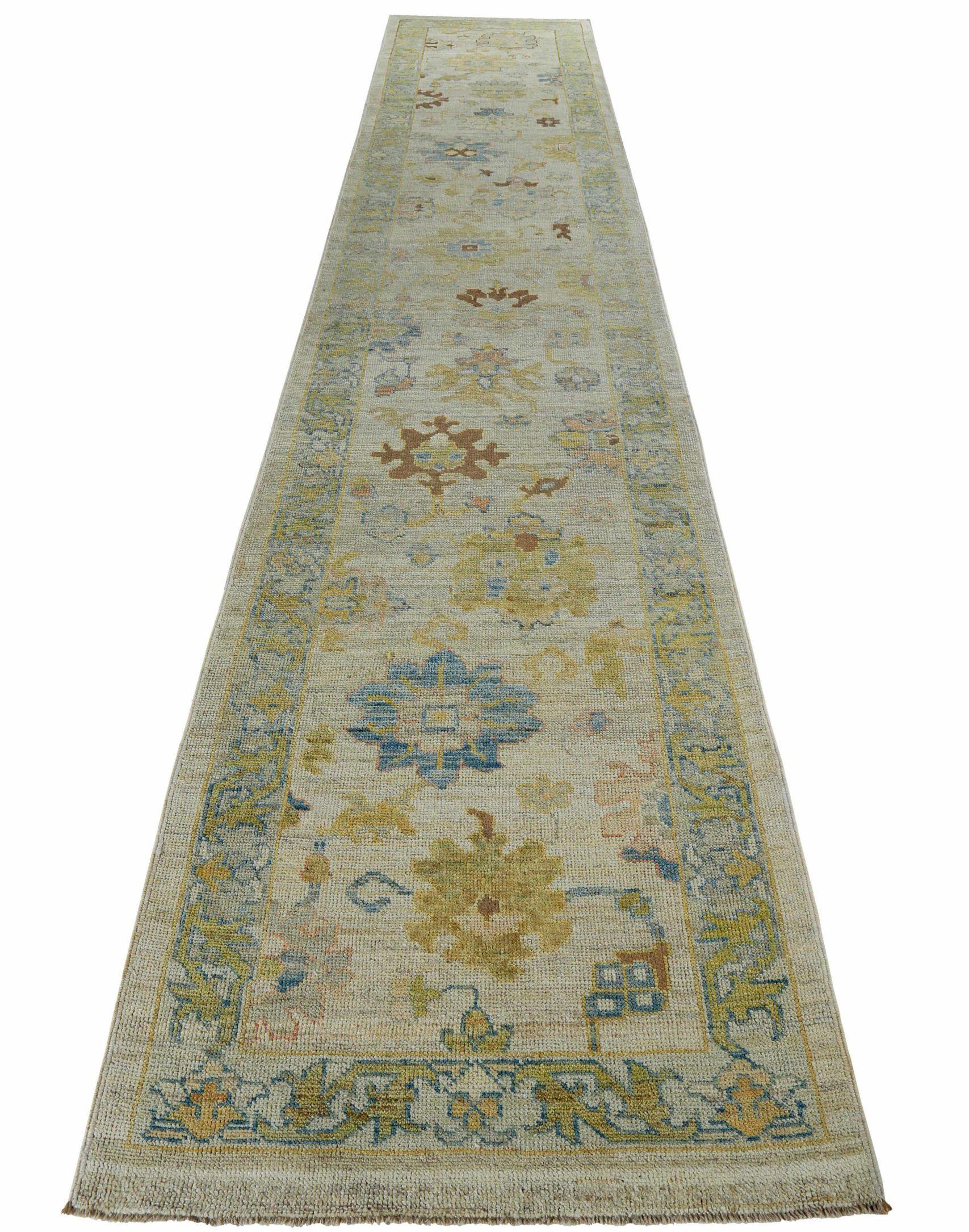 Entdecken Sie die Eleganz der Persian Rose Collection mit dem Läufer Circa 1990. Dieses exklusive Design aus Wolle und Blau-Elfenbein-Gelb ist perfekt, um Ihren Raum zu verschönern.