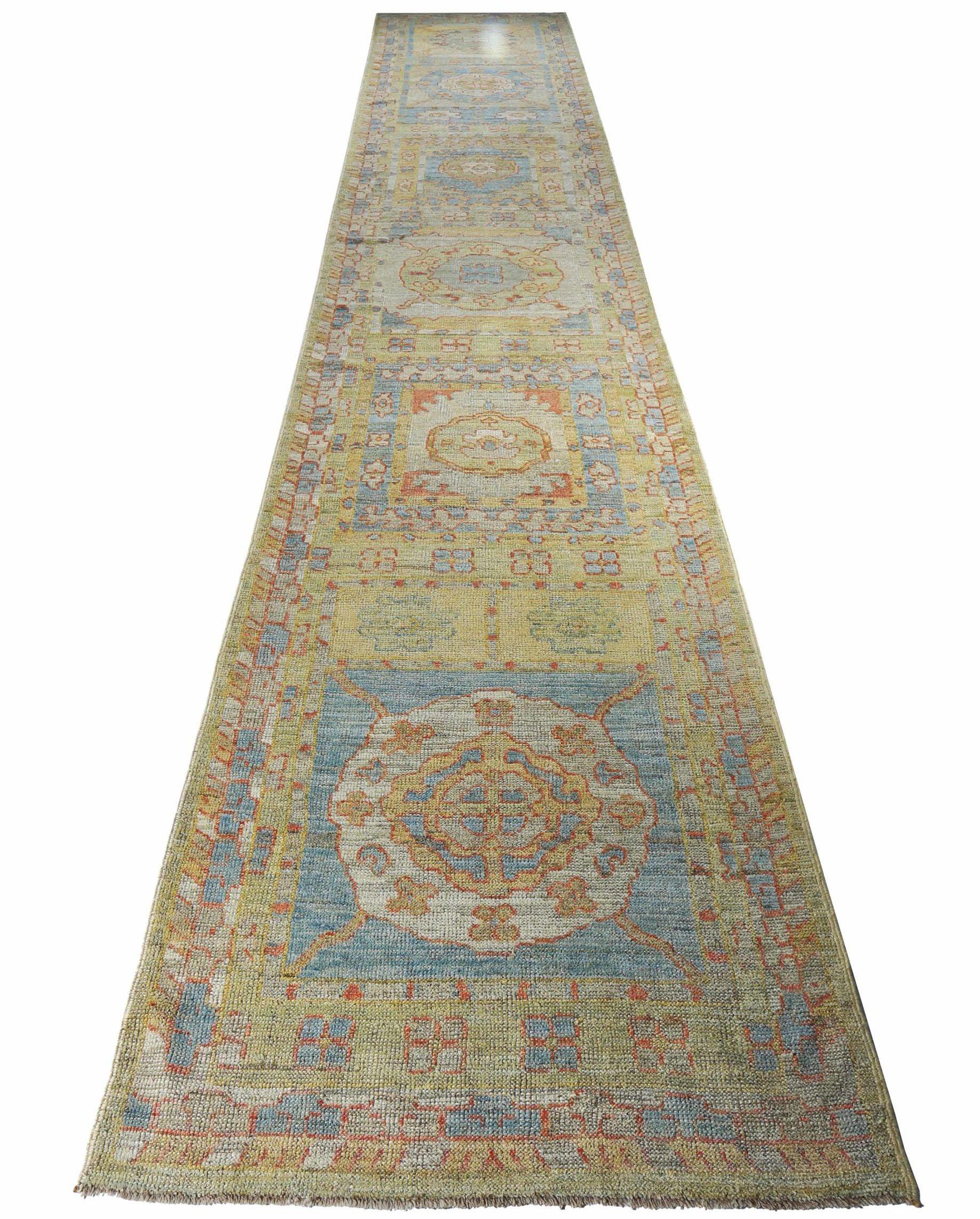 Scopri l'eleganza della Persian Rose Collection con il tappeto Runner di CIRCA 1990. Progettato con lana e giallo blu, questo design esclusivo è perfetto per valorizzare il tuo spazio.