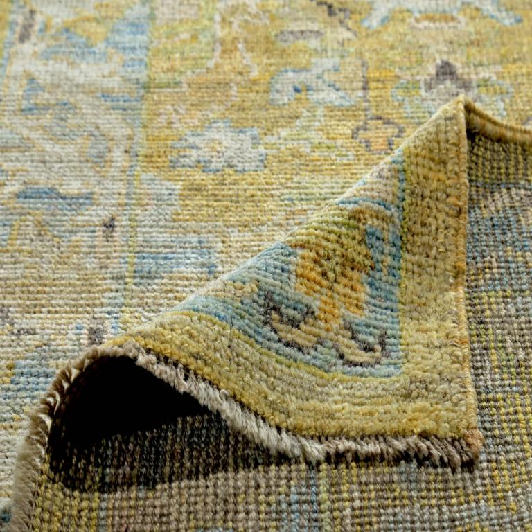Descubre la elegancia de la Colección Rosa Persa con la Alfombra Runner Circa 1990. Diseñado con lana y azul-verde-marfil, este diseño exclusivo es perfecto para realzar tu espacio.