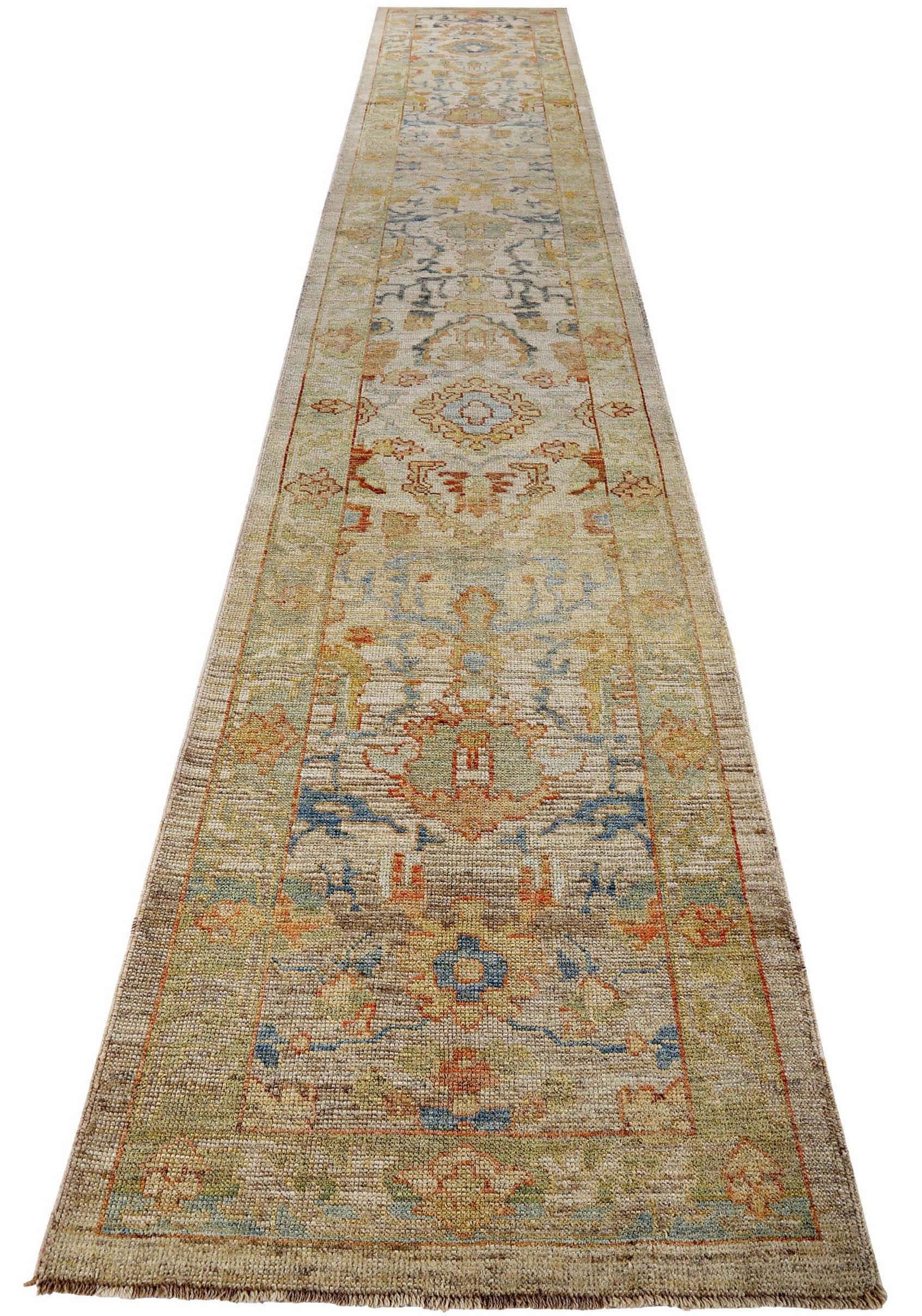 Descubre la elegancia de la Colección Rosa Persa con la Alfombra Runner Circa 1990. Diseñado con lana y azul-marfil-amarillo, este diseño exclusivo es perfecto para realzar tu espacio.