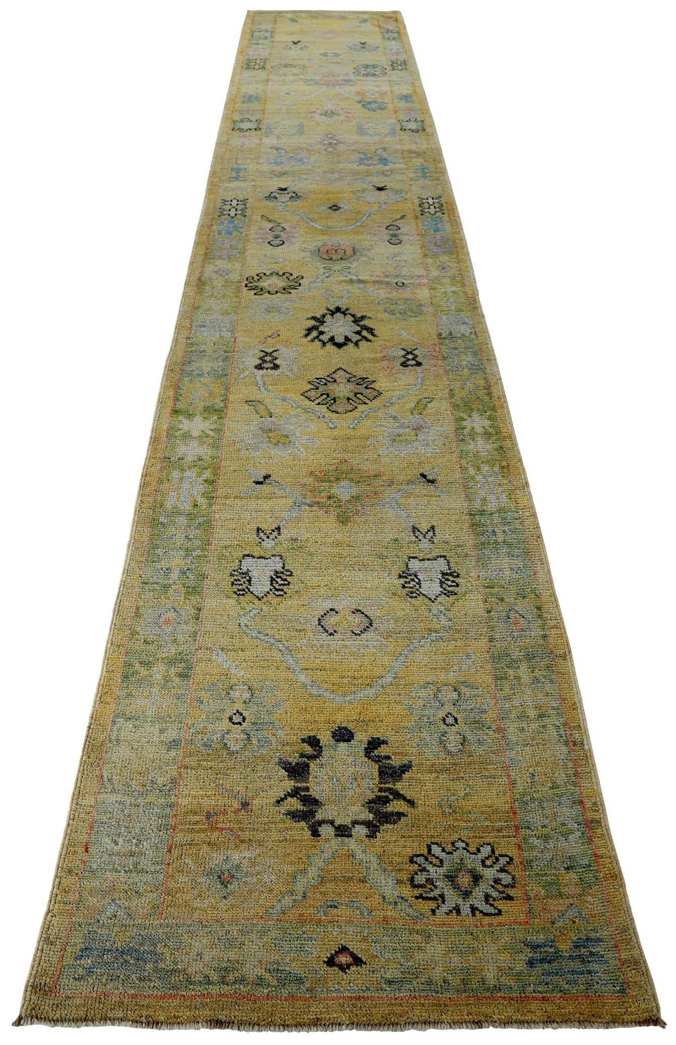 Découvrez l'élégance de la Collection Elegal, qui comprend un tapis de course datant de 1990. Conçu avec de la Laine et du BleuPurpelJaune, ce design exclusif est parfait pour mettre en valeur votre espace.