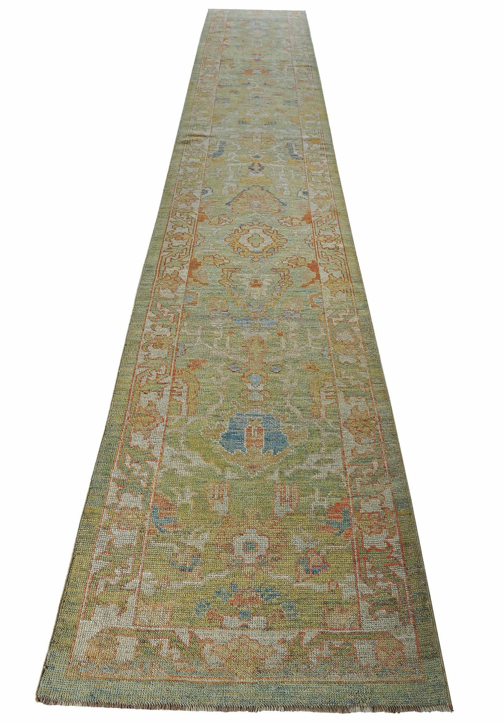 Entdecken Sie die Eleganz der Persian Rose Collection mit dem Läufer Circa 1990. Dieses exklusive Design aus Wolle und GreenIvory ist perfekt, um Ihren Raum zu verschönern.