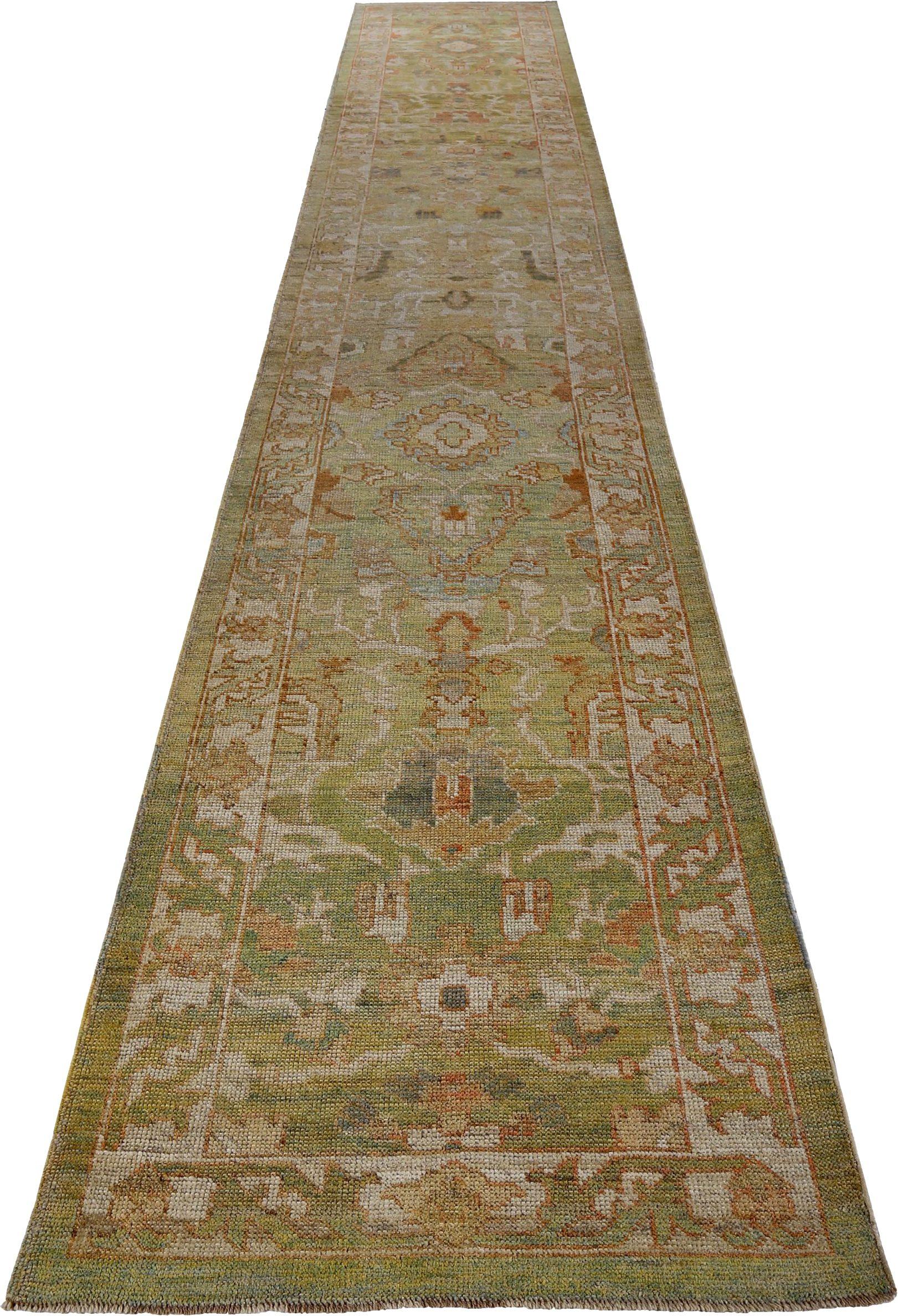 Entdecken Sie die Eleganz der Persian Rose Collection mit dem Läufer Circa 1990. Dieses exklusive Design aus Wolle und GreenIvory ist perfekt, um Ihren Raum zu verschönern.