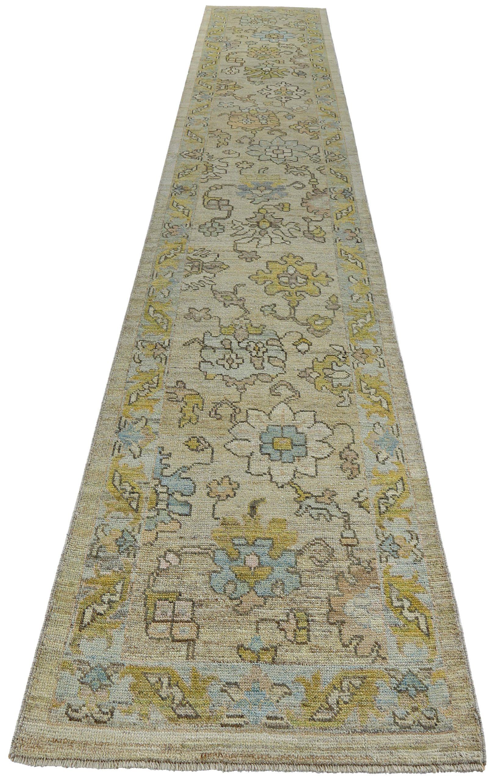 Découvrez l'élégance de la Collection Elegal, qui comprend un tapis de course datant de 1990. Conçu avec de la laine et du Design/One, ce design exclusif est parfait pour mettre en valeur votre espace.