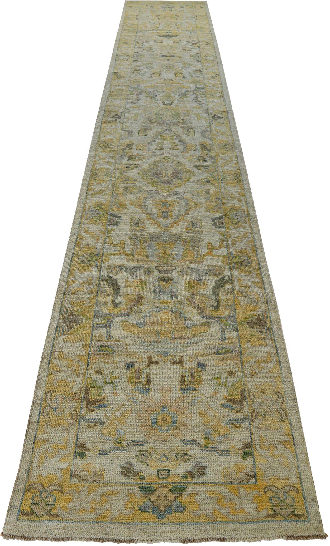 Entdecken Sie die Eleganz der Persian Rose Collection mit dem Läufer Circa 1990. Dieses exklusive Design aus Wolle und Elfenbeingelb ist perfekt, um Ihren Raum zu verschönern.