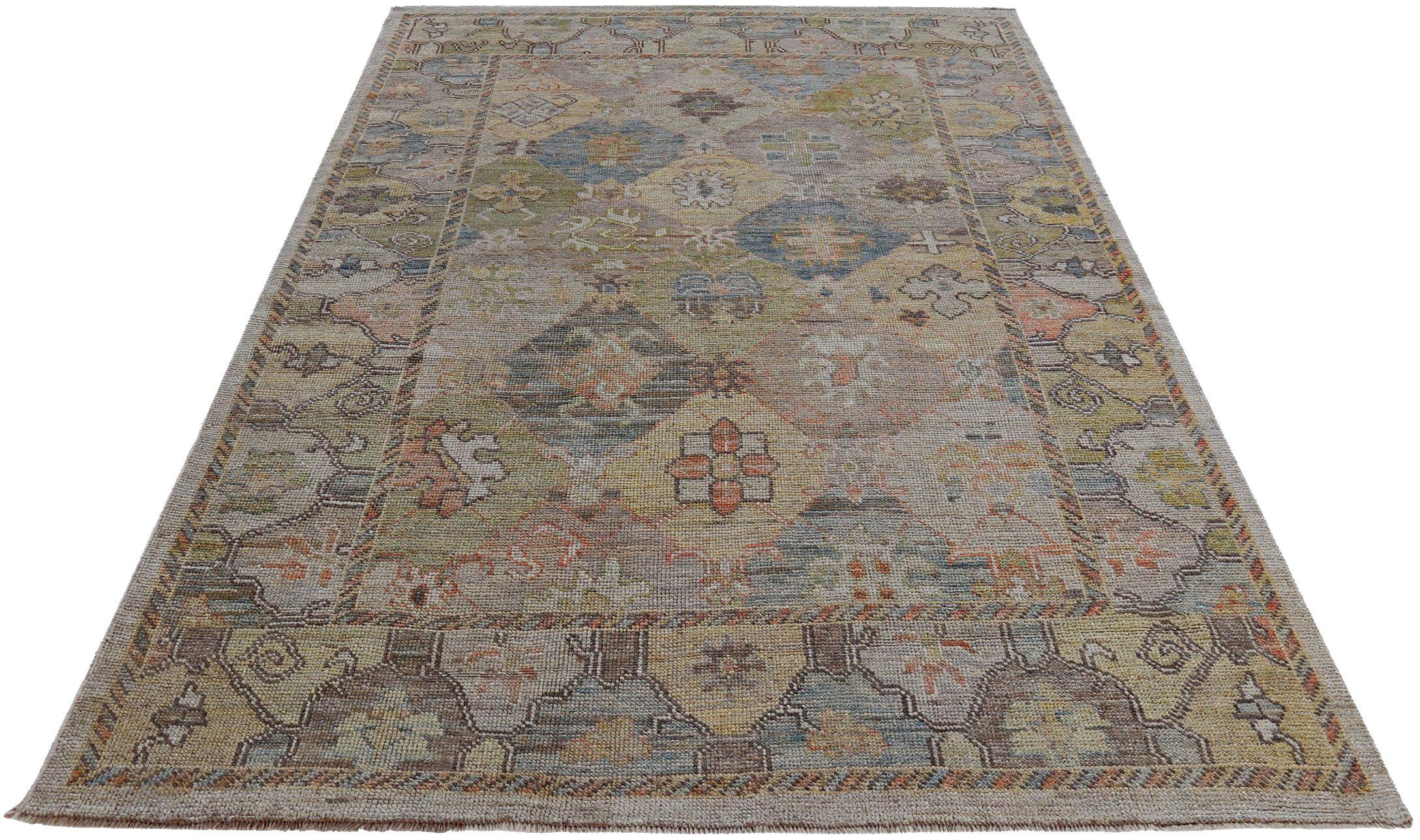 Découvrez l'élégance de la Collection Elegal de Perse, qui comprend un petit tapis datant de 1990. Conçu avec de la Laine et du BleuVertIvoireJaune, ce design exclusif est parfait pour mettre en valeur votre espace.