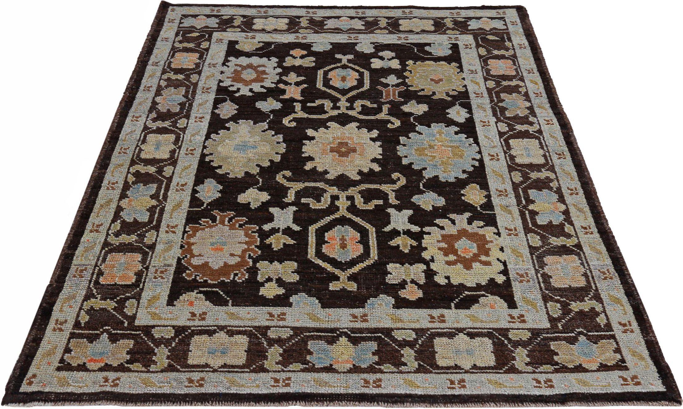 Scopri l'eleganza della Persian Rose Collection con il Tappeto Piccolo di CIRCA 1990. Progettato in lana e marrone-avorio, questo design esclusivo è perfetto per valorizzare il tuo spazio.