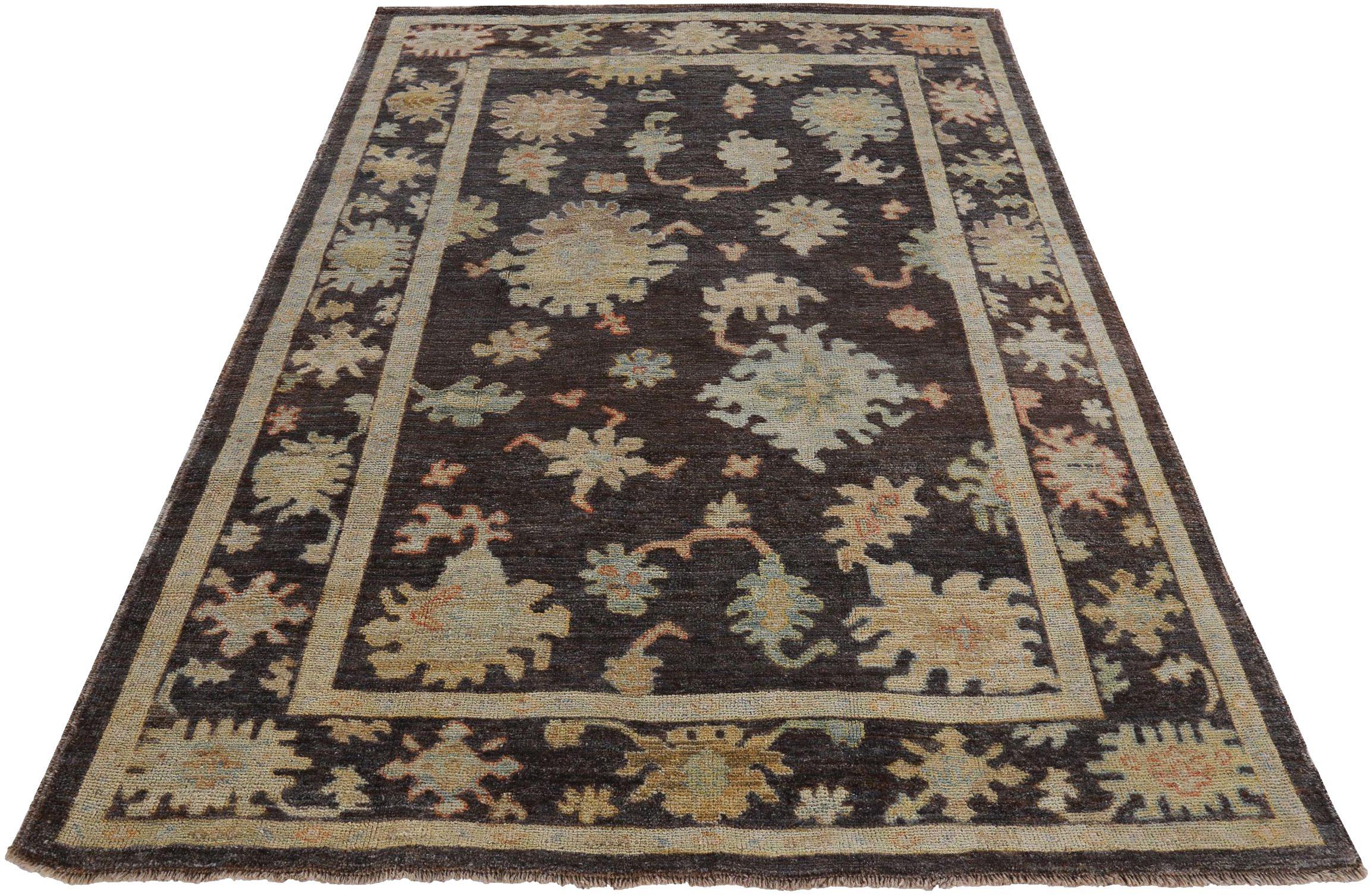 Scopri l'eleganza della Persian Rose Collection con il Tappeto Piccolo di CIRCA 1990. Progettato in lana e marrone-avorio, questo design esclusivo è perfetto per valorizzare il tuo spazio.