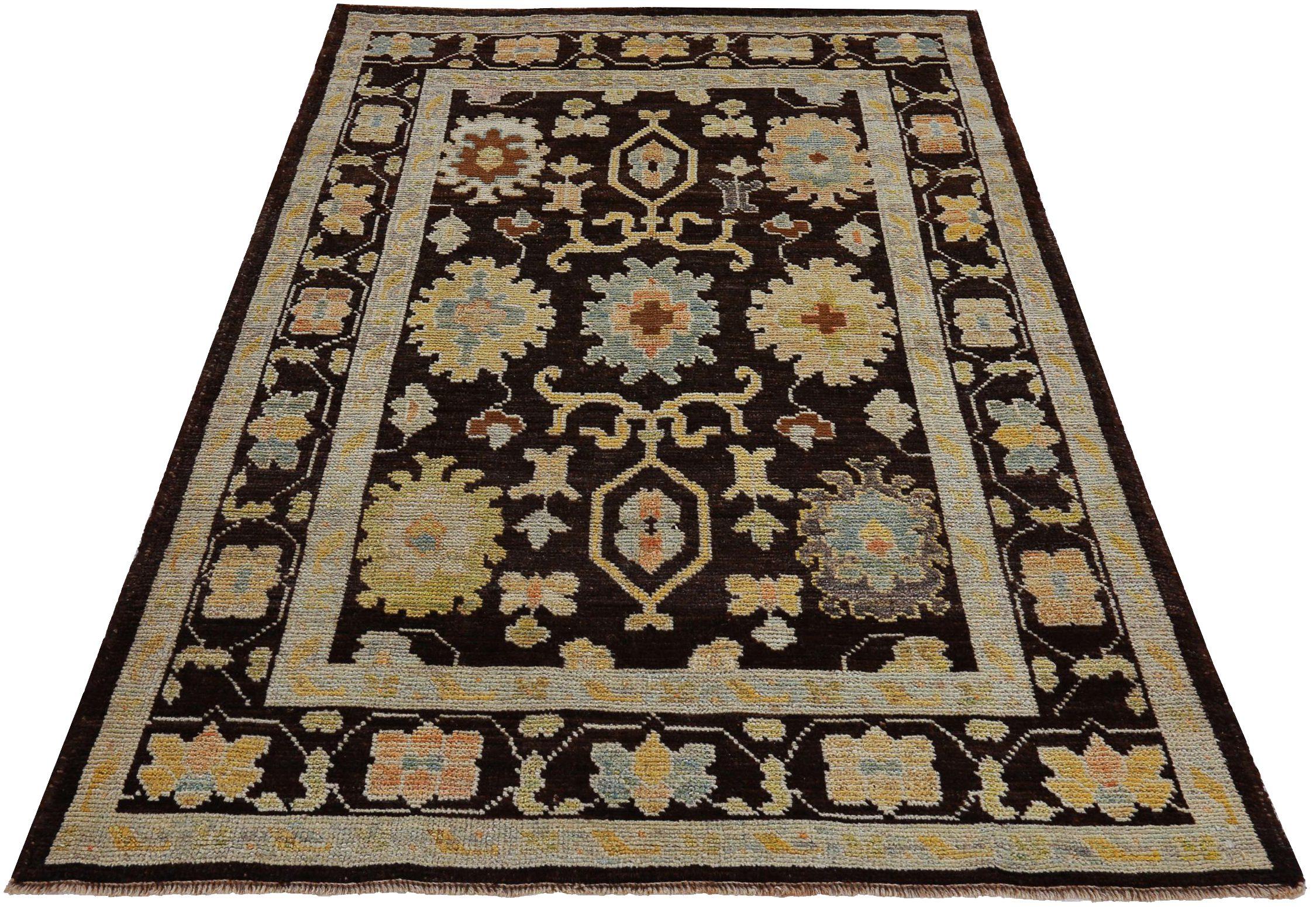 Scopri l'eleganza della Persian Rose Collection con il Tappeto Piccolo di CIRCA 1990. Progettato con lana e giallo marrone-avorio, questo design esclusivo è perfetto per valorizzare il tuo spazio.