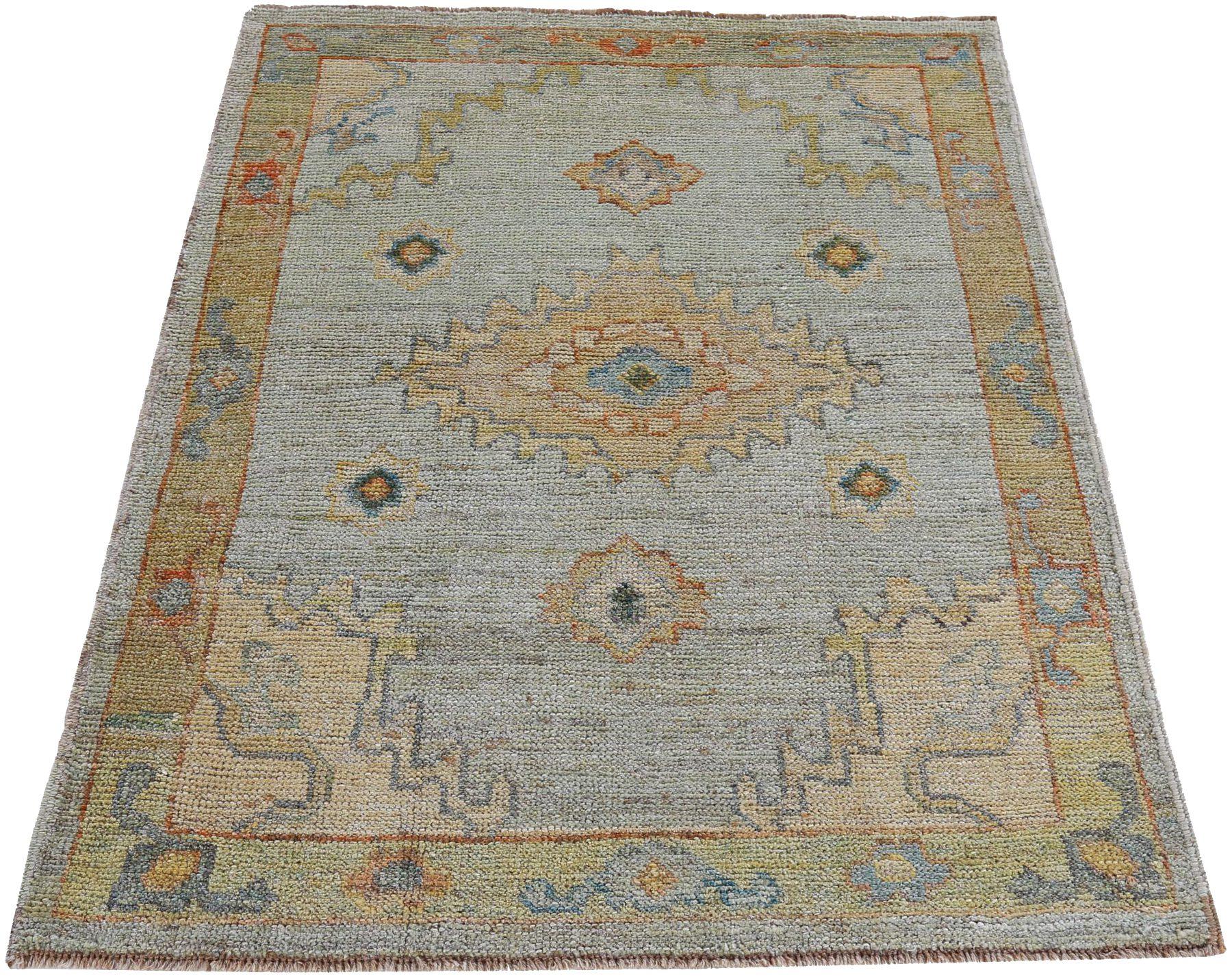 Découvrez l'élégance de la Collection Elegal de Perse, qui comprend un petit tapis datant de 1990. Conçu avec de la laine et du Design/One, ce design exclusif est parfait pour mettre en valeur votre espace.