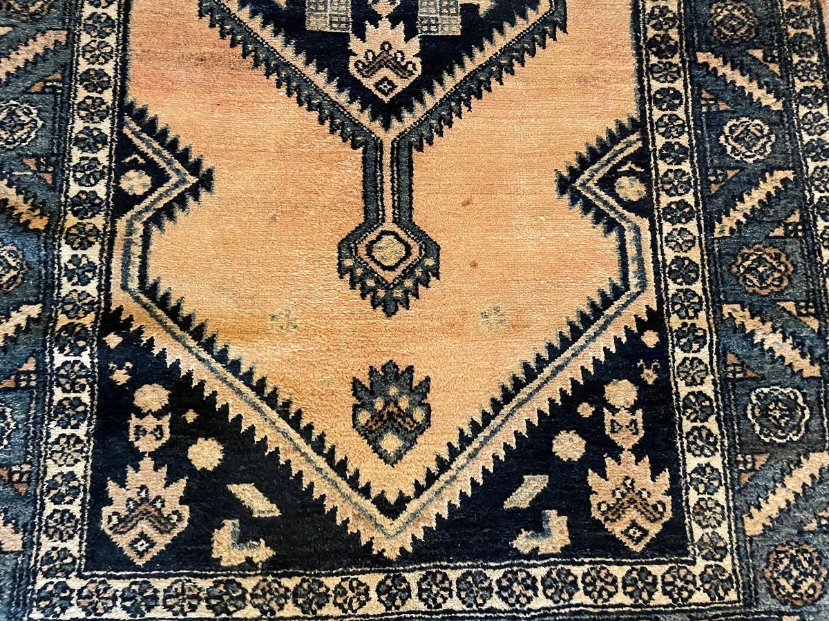 Persischer Teppich mit blauem Dekor aus Persien (Islamisch) im Angebot