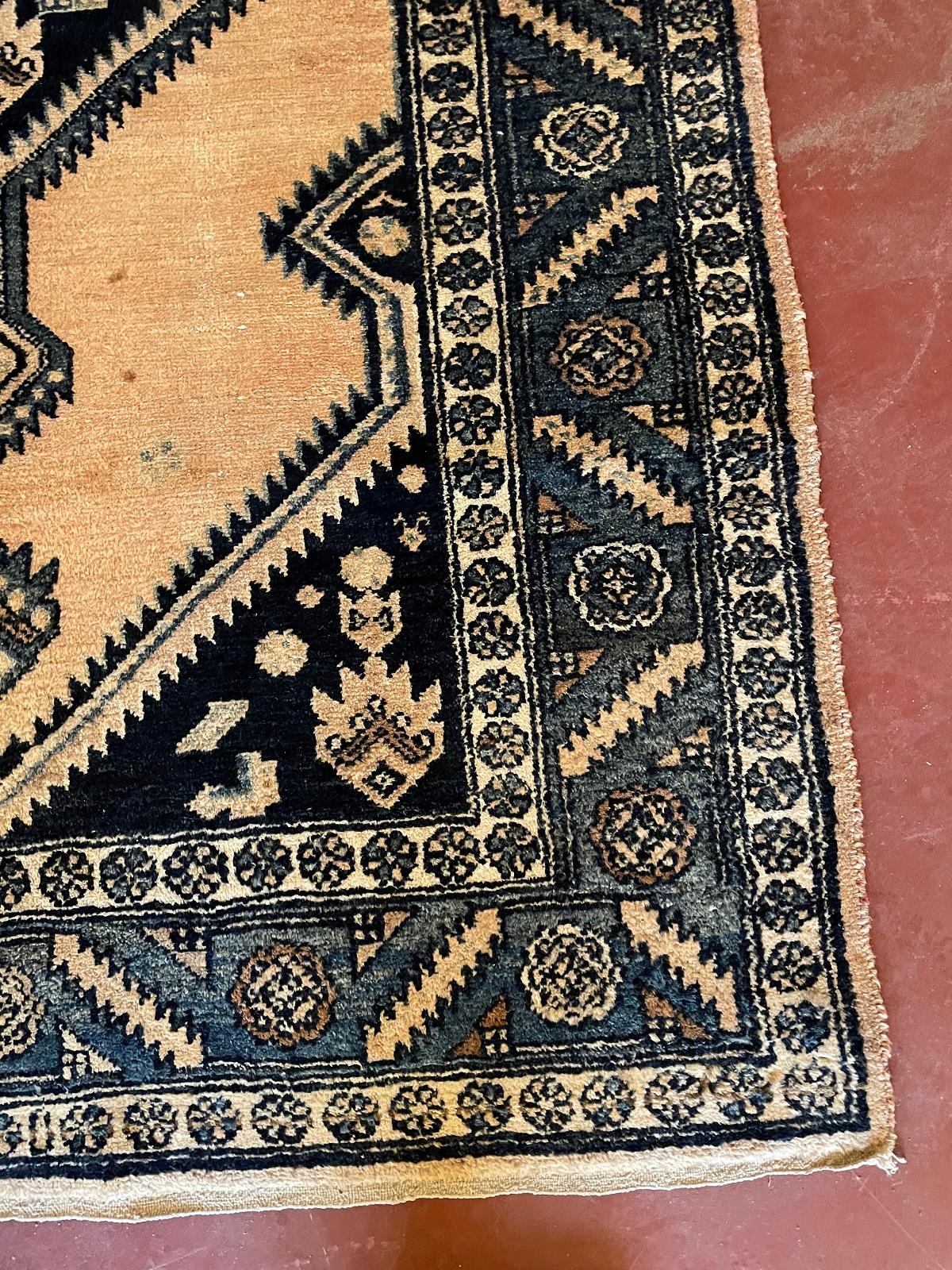 Persian Rug with Blue Decor In Good Condition For Sale In Brussels, Brussels