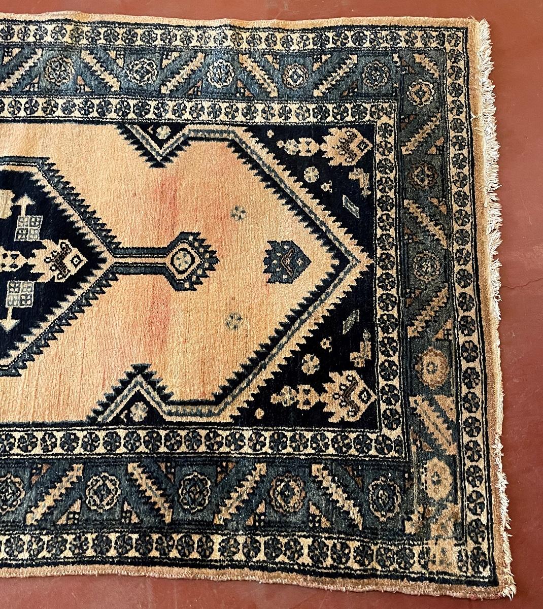 Persischer Teppich mit blauem Dekor aus Persien im Angebot 1