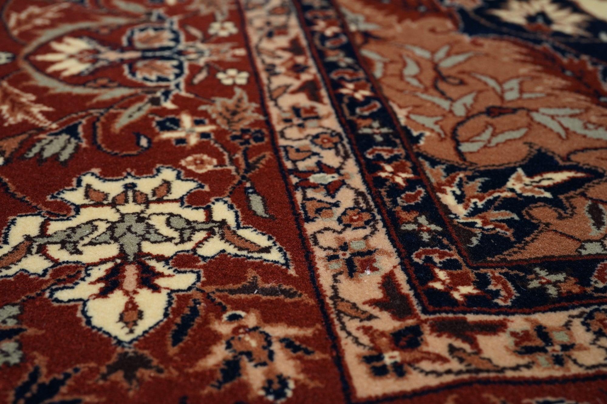 Persian Rug 6'0'' x 9'0'' For Sale 2