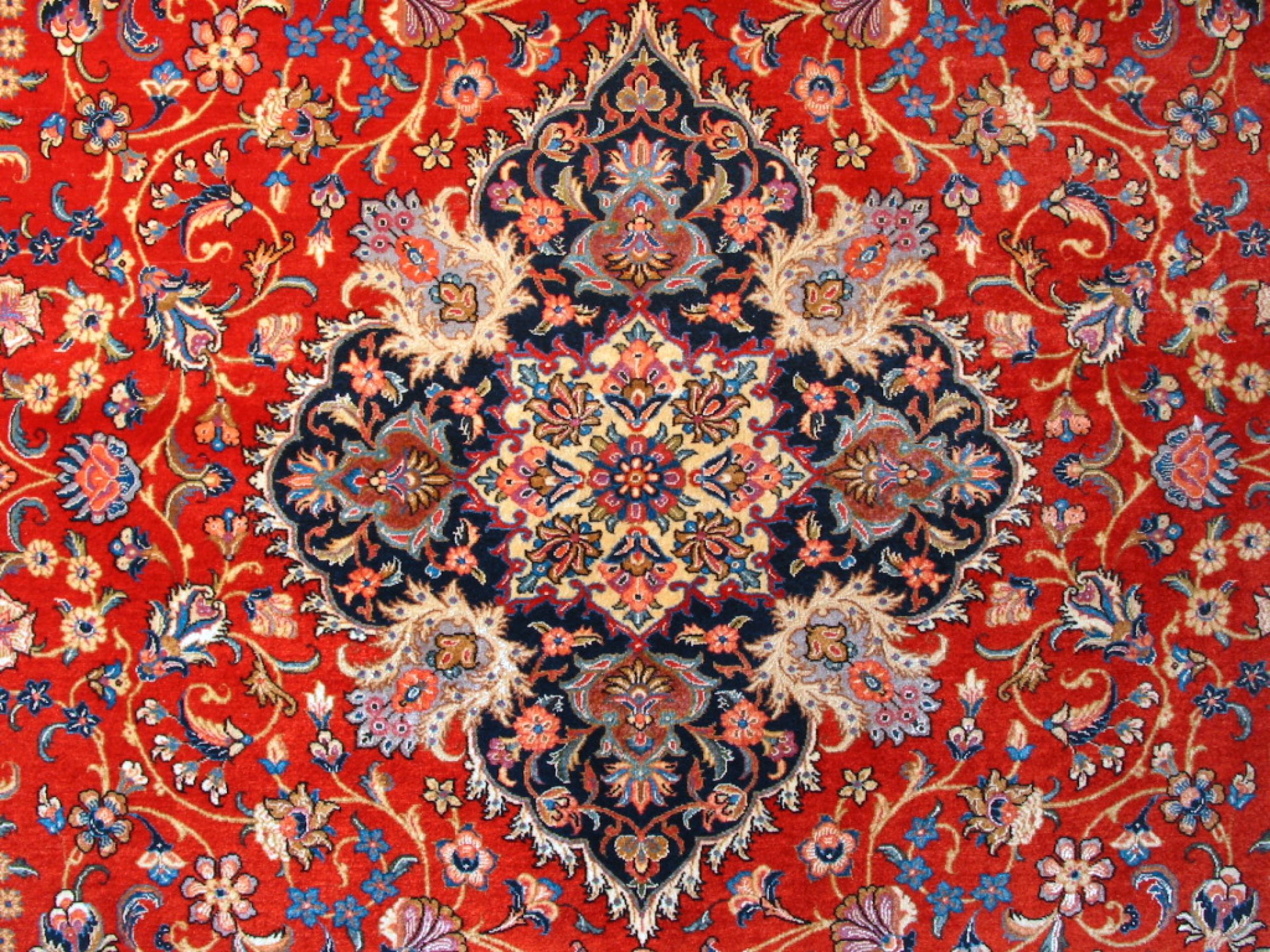 Persian Rug, Isfahan Silk Warp, 20th Century In Excellent Condition For Sale In London, GB